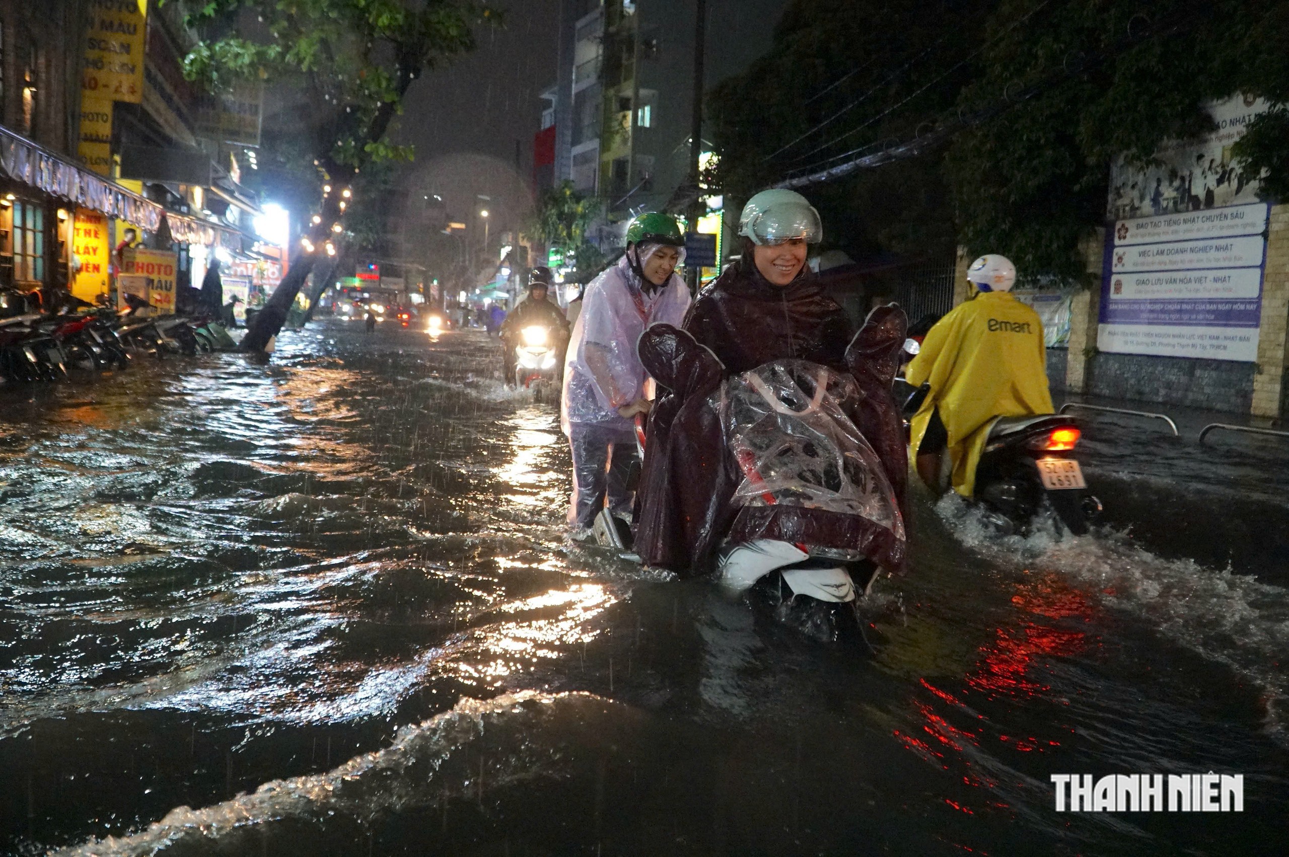 Đ&ecirc;m ở 'rốn ngập' phường Thạnh Mỹ T&acirc;y, TP.HCM: Chờ hơn 2 tiếng chưa d&aacute;m về nh&agrave;- Ảnh 1.