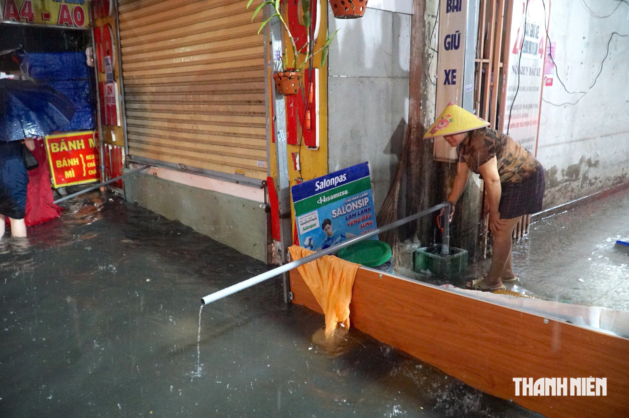 Đ&ecirc;m ở 'rốn ngập' phường Thạnh Mỹ T&acirc;y, TP.HCM: Chờ hơn 2 tiếng chưa d&aacute;m về nh&agrave;- Ảnh 6.
