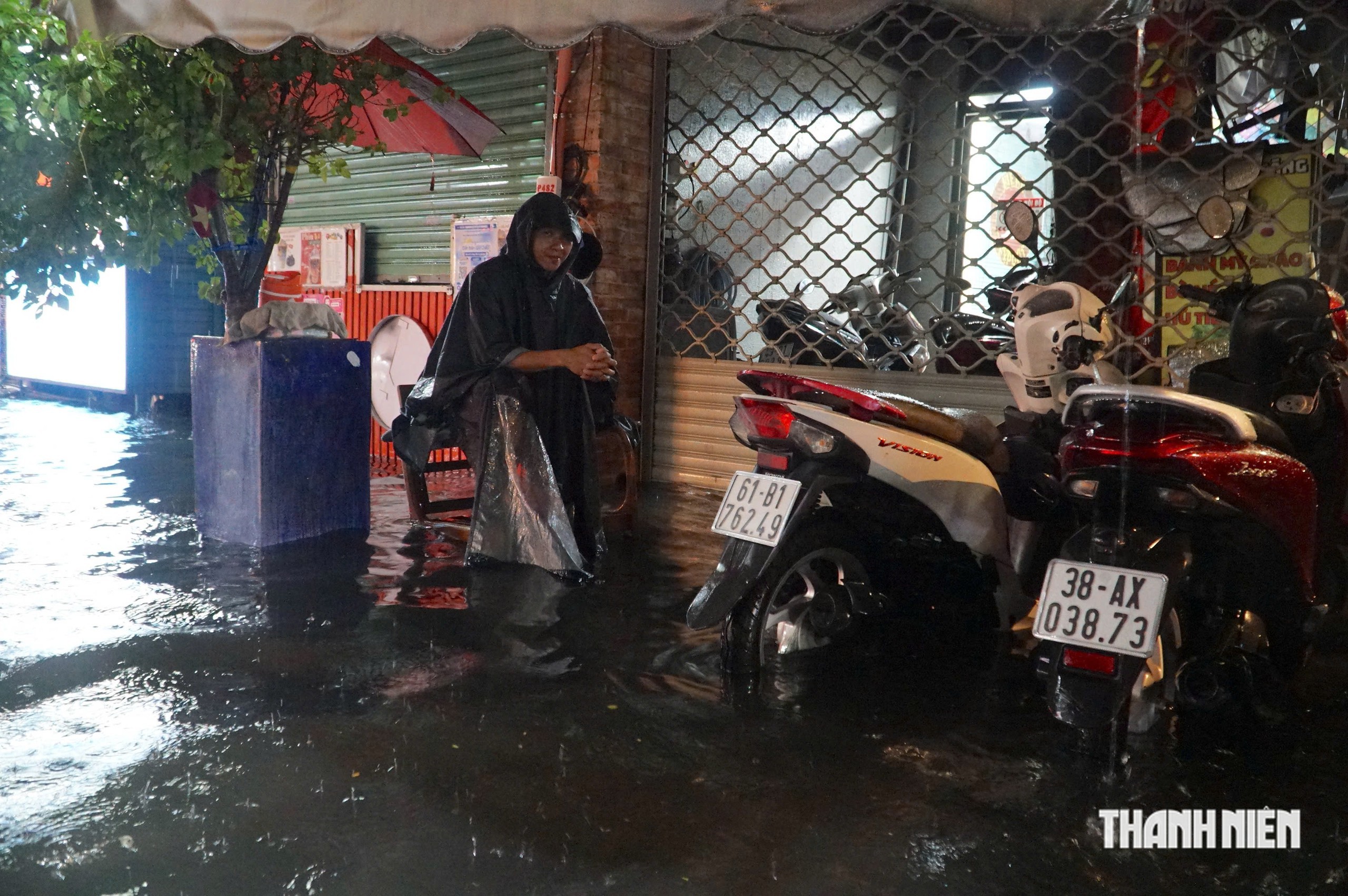 Đ&ecirc;m ở 'rốn ngập' phường Thạnh Mỹ T&acirc;y, TP.HCM: Chờ hơn 2 tiếng chưa d&aacute;m về nh&agrave;- Ảnh 5.