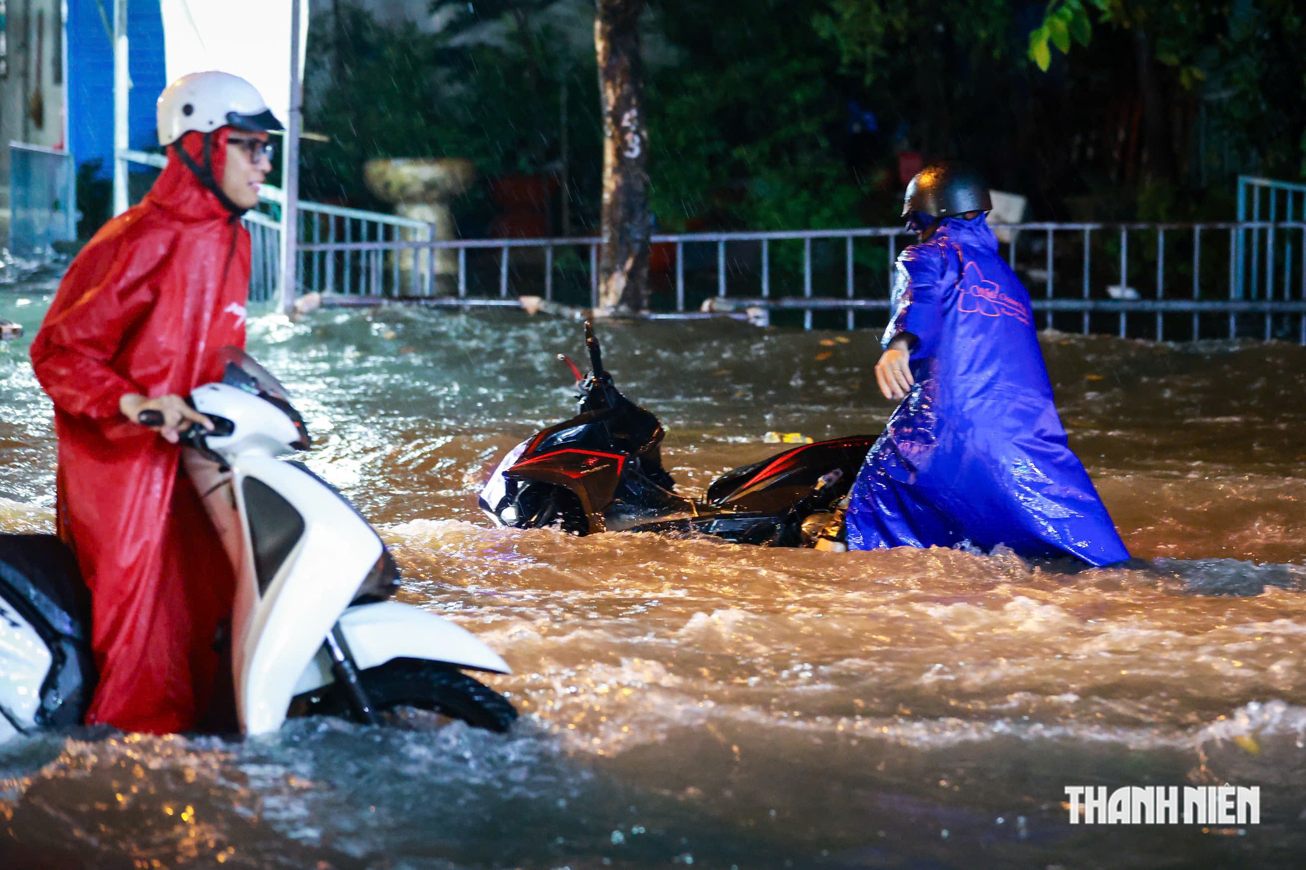 Nhiều tuyến đường TP.HCM đang ngập nặng: Trời tối sầm, mưa rất lớn từ giờ tan tầm - Ảnh 5.