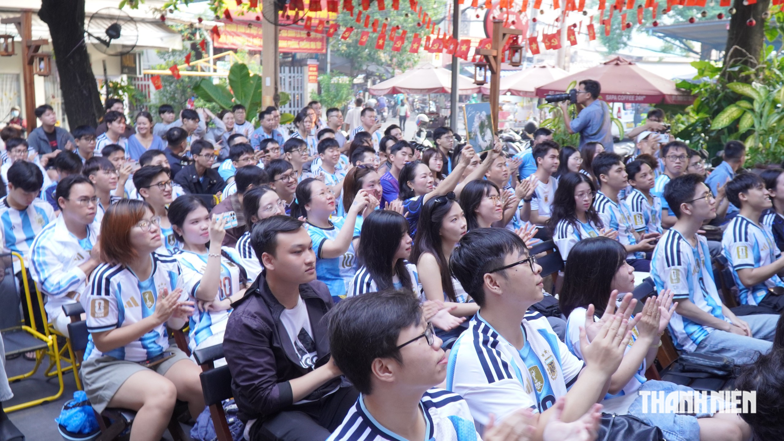 Dậy từ 3 giờ sáng để cổ vũ thần tượng Messi đá trận chia tay - Ảnh 1.