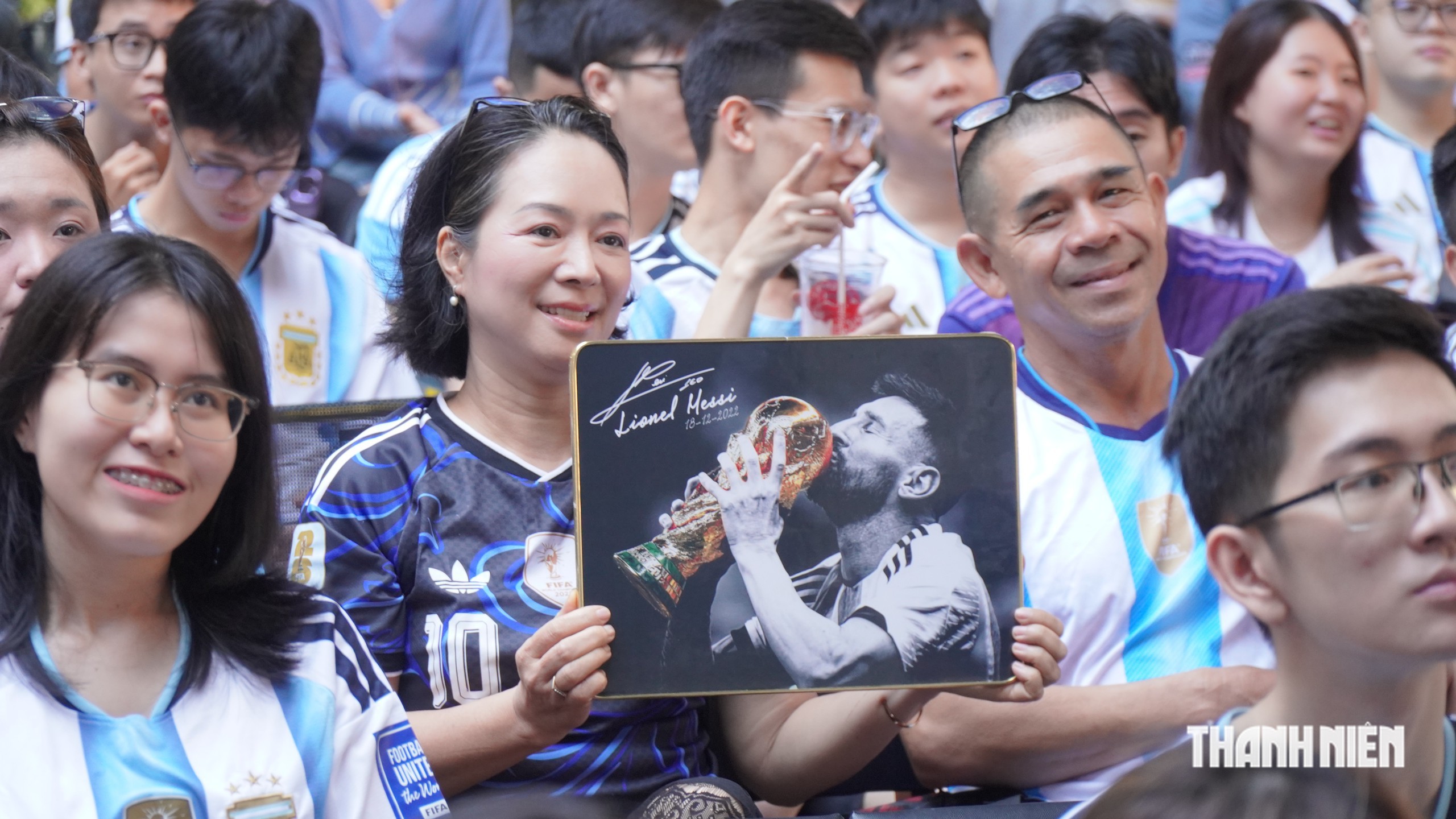 Dậy từ 3 giờ sáng để cổ vũ thần tượng Messi đá trận chia tay - Ảnh 2.