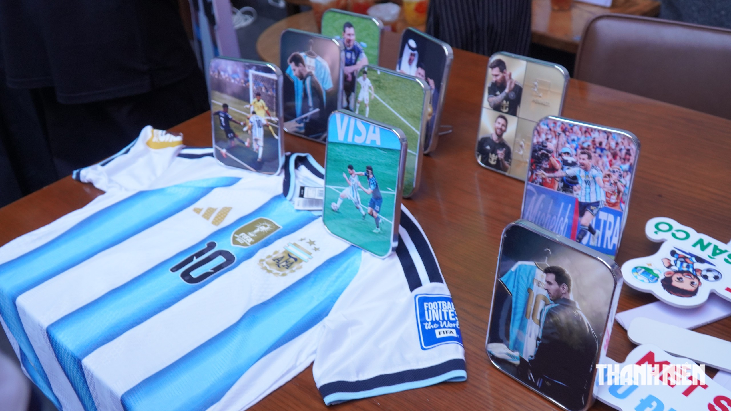 Dậy từ 3 giờ sáng để cổ vũ thần tượng Messi đá trận chia tay - Ảnh 3.