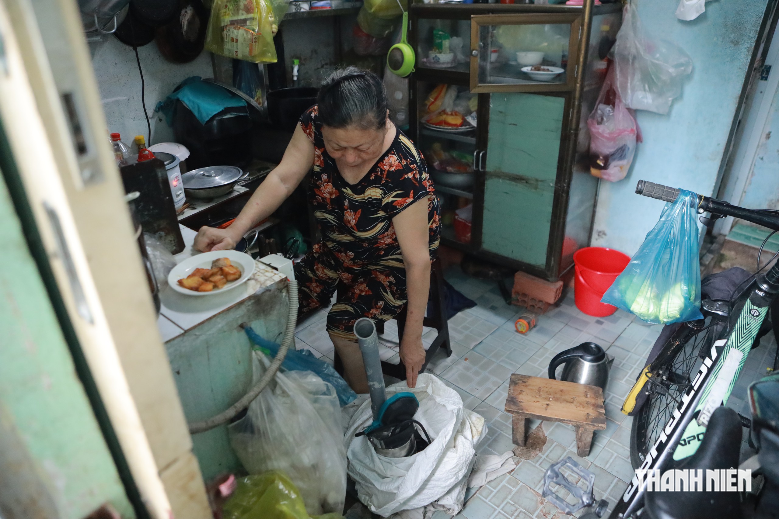 Tốn cả trăm triệu n&acirc;ng nền, người d&acirc;n TP.HCM vẫn bất lực chống ngập - Ảnh 3.
