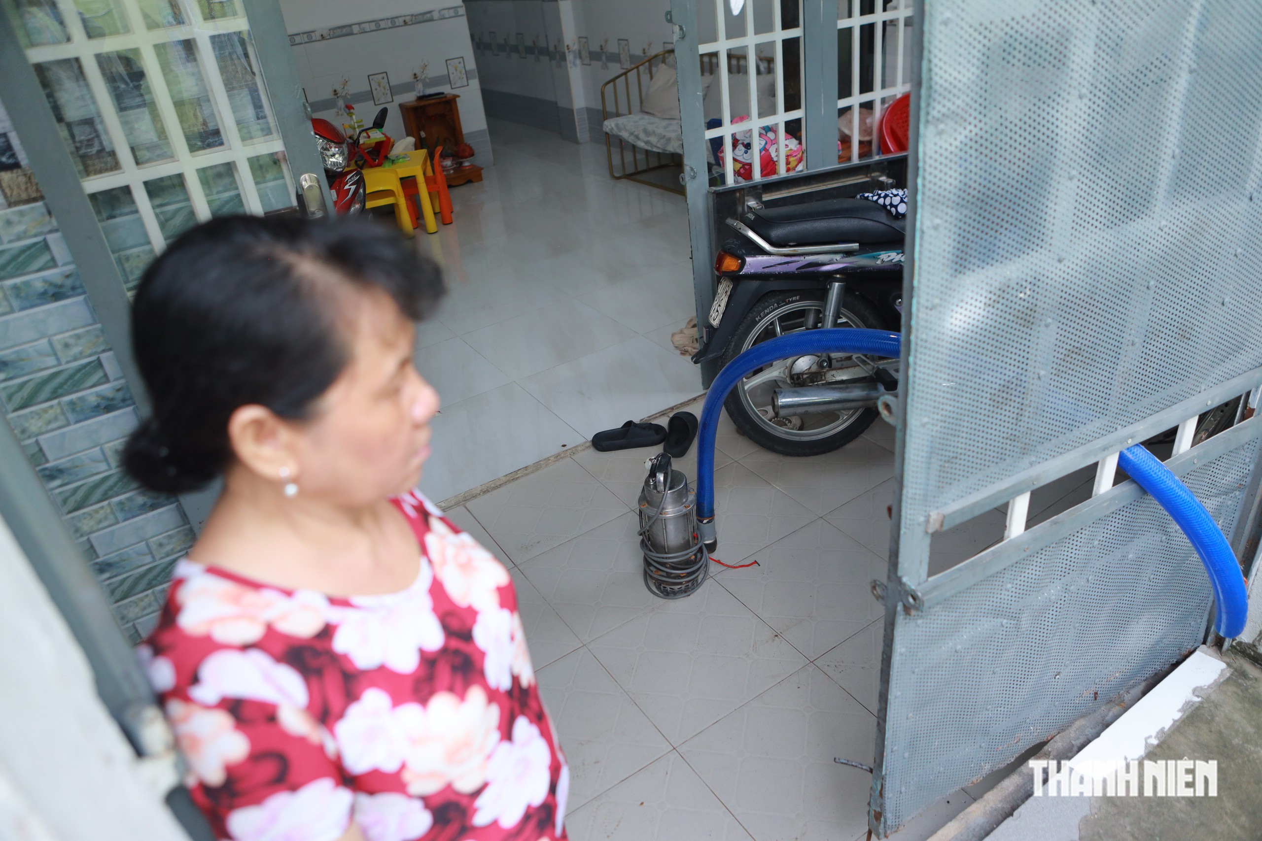 Tốn cả trăm triệu n&acirc;ng nền, người d&acirc;n TP.HCM vẫn bất lực chống ngập - Ảnh 5.