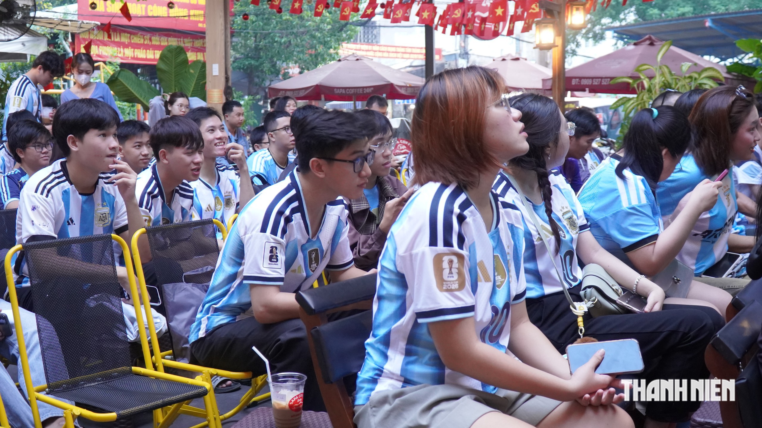 Dậy từ 3 giờ sáng để cổ vũ thần tượng Messi đá trận chia tay - Ảnh 8.