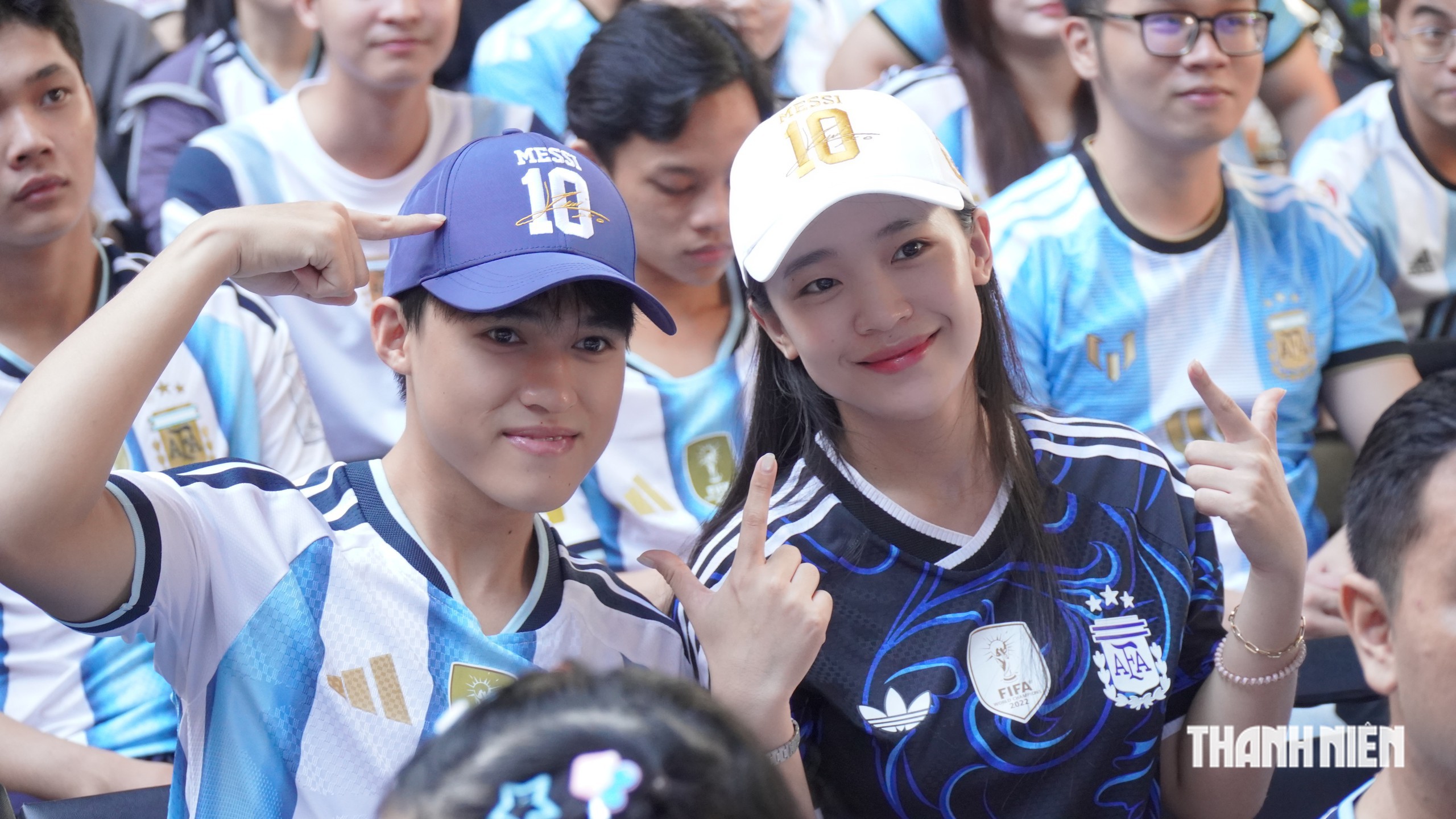 Dậy từ 3 giờ sáng để cổ vũ thần tượng Messi đá trận chia tay - Ảnh 5.