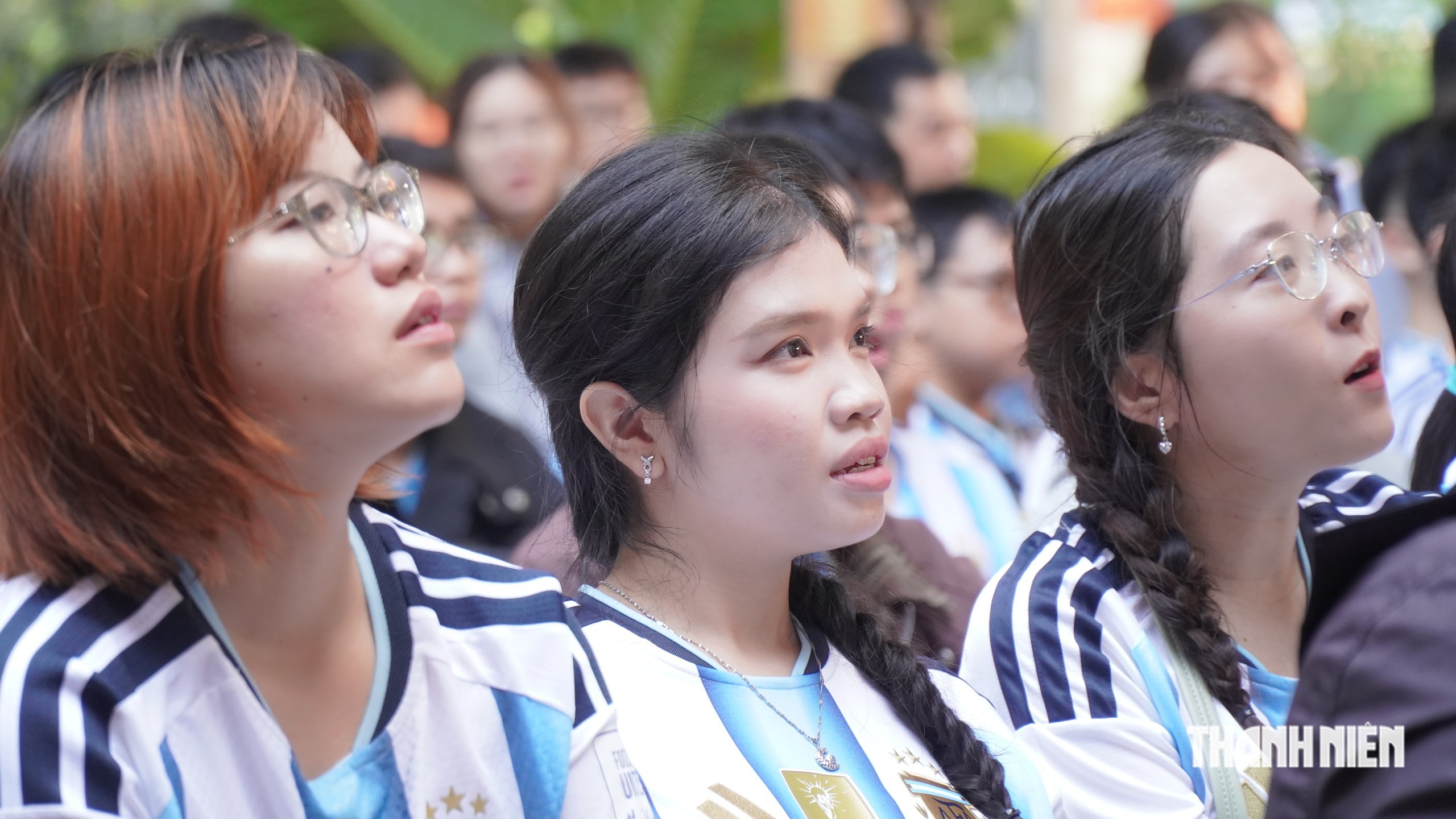 Dậy từ 3 giờ sáng để cổ vũ thần tượng Messi đá trận chia tay - Ảnh 7.