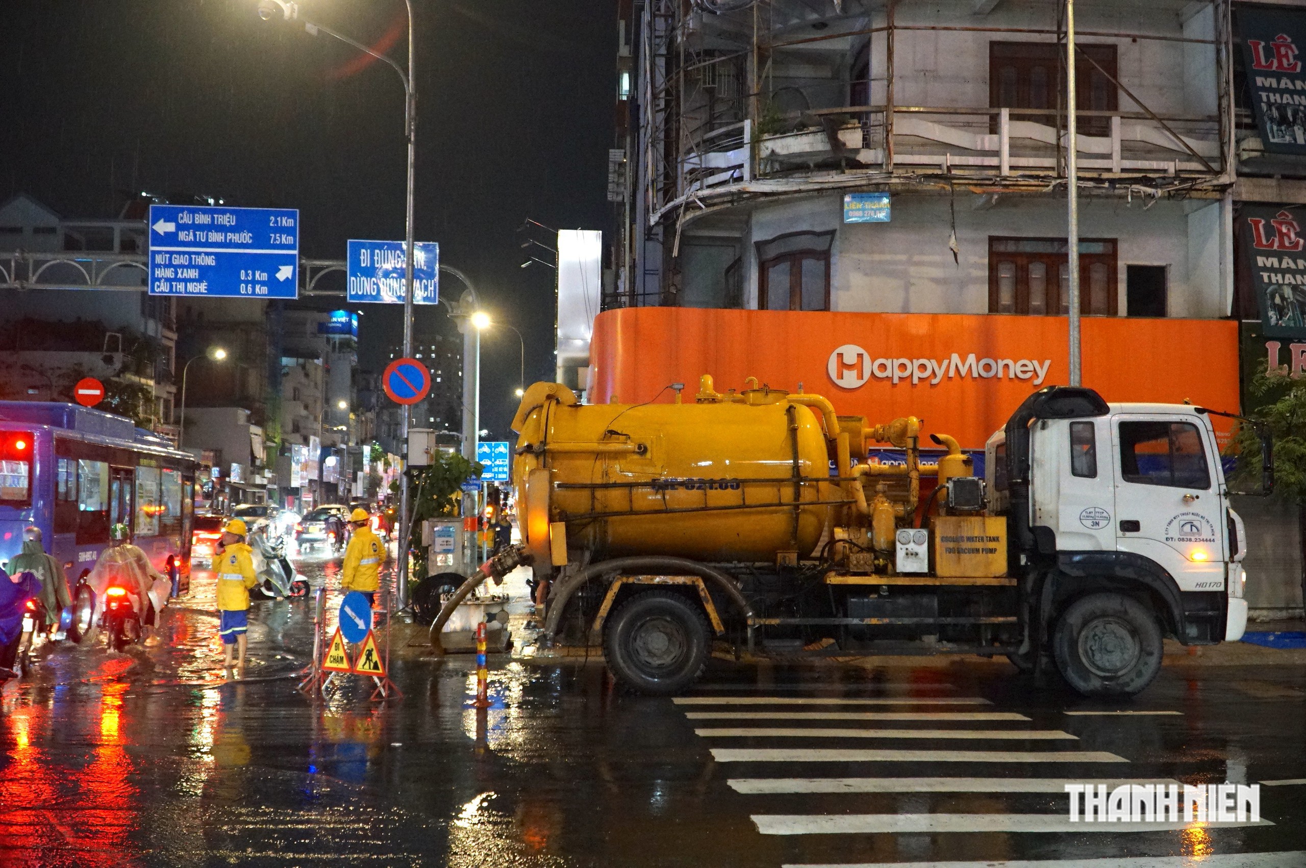 'Giải cứu' đường ngập gần 5 tiếng ở TP.HCM, điều xe bồn đến h&uacute;t nước trong đ&ecirc;m- Ảnh 3.