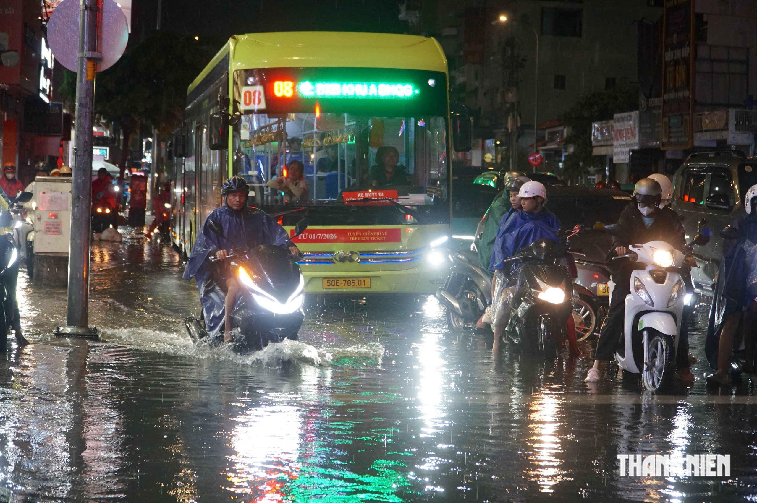 'Giải cứu' đường ngập gần 5 tiếng ở TP.HCM, điều xe bồn đến h&uacute;t nước trong đ&ecirc;m- Ảnh 1.