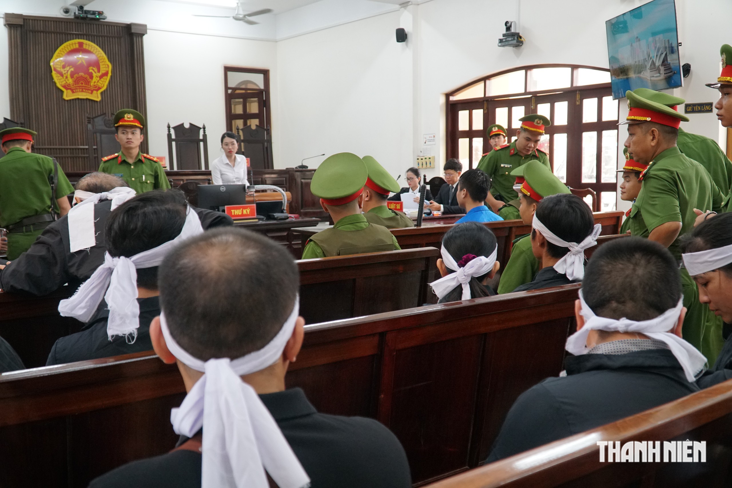 Người chồng trong vụ thảm án được xuất viện, gia đình đưa về quê điều trị - Ảnh 4.