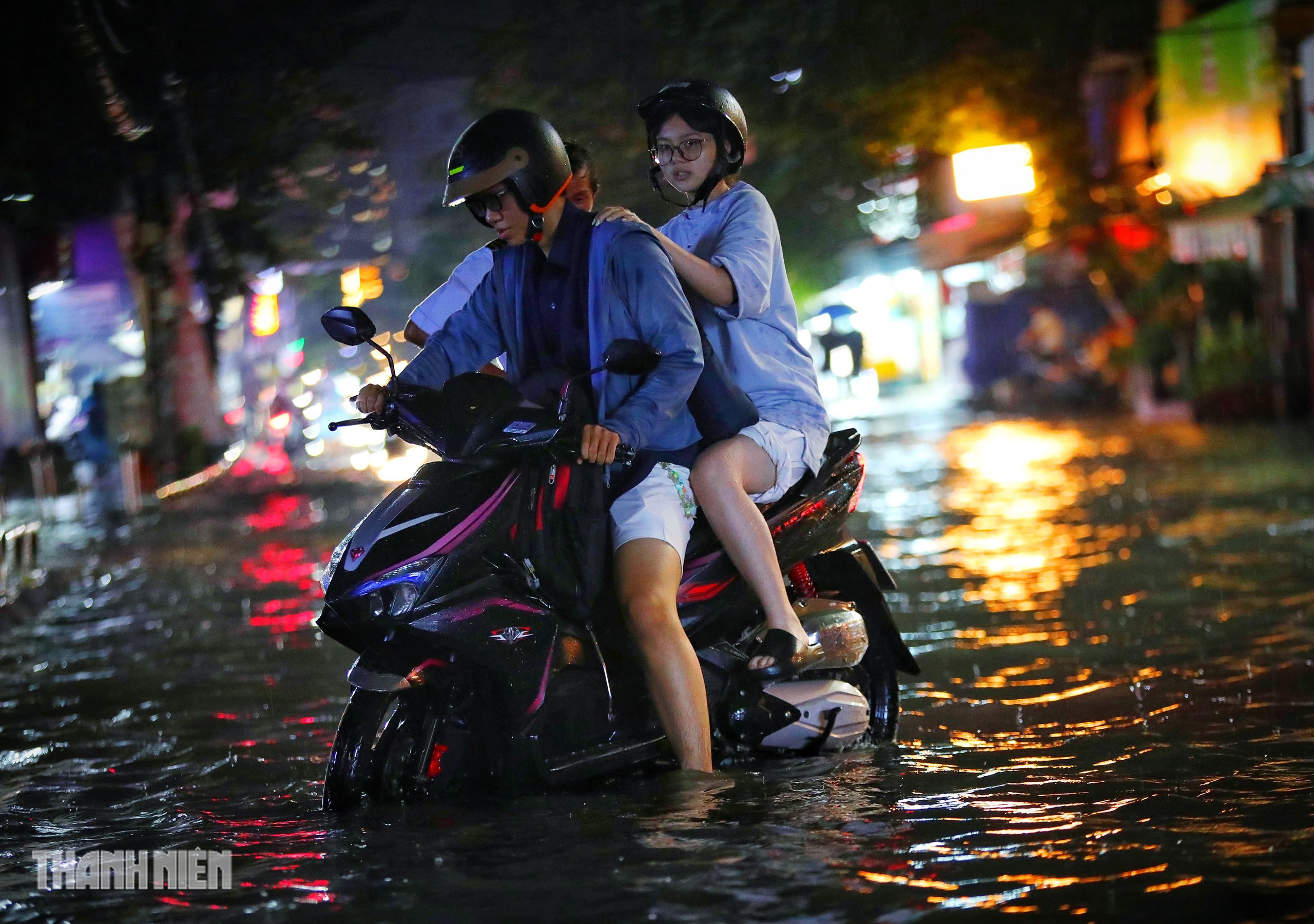 Mưa lớn ở TP.HCM, đường D5 thành 'biển nước'- Ảnh 5.