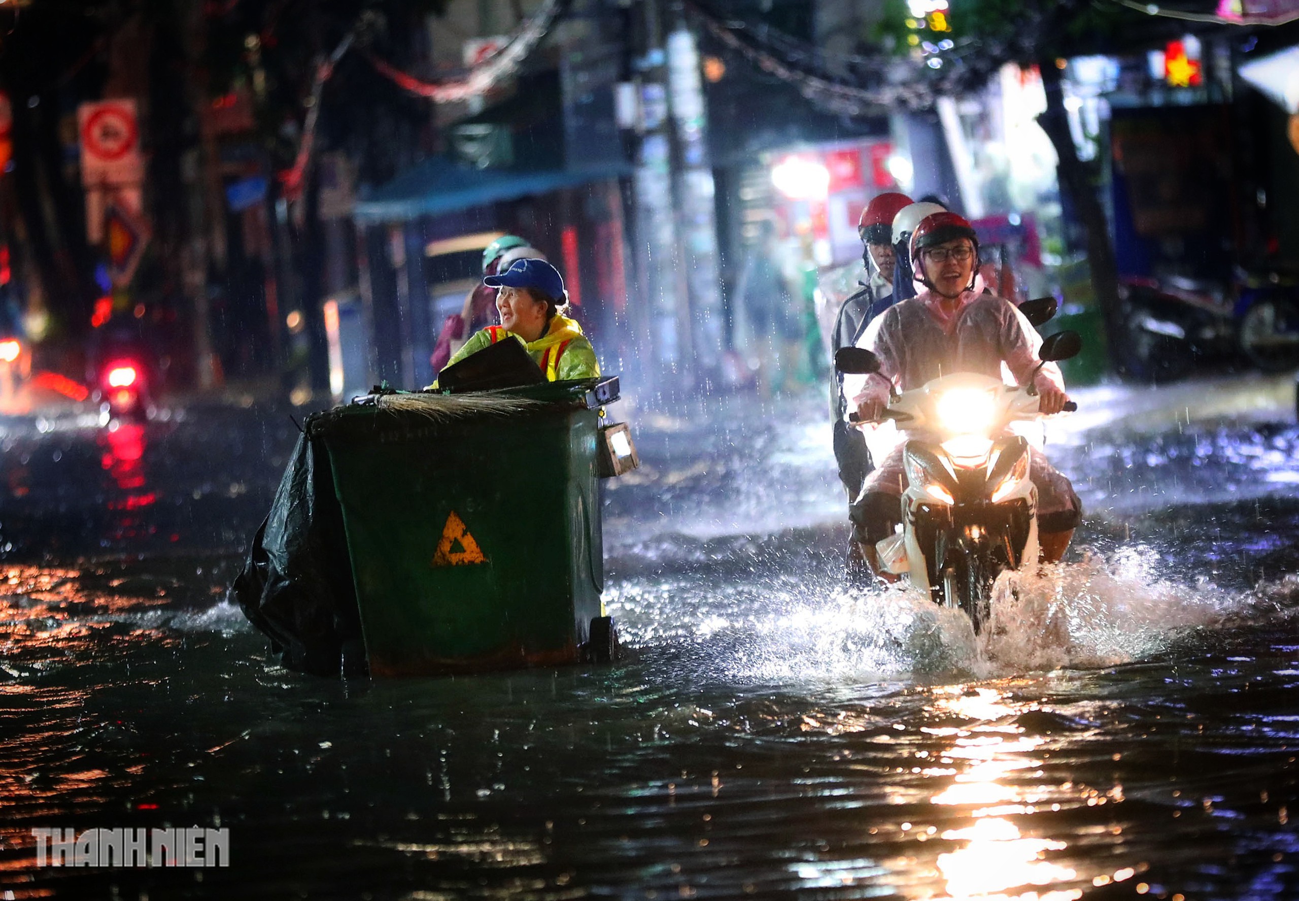 Mưa lớn ở TP.HCM, đường D5 thành 'biển nước'- Ảnh 7.