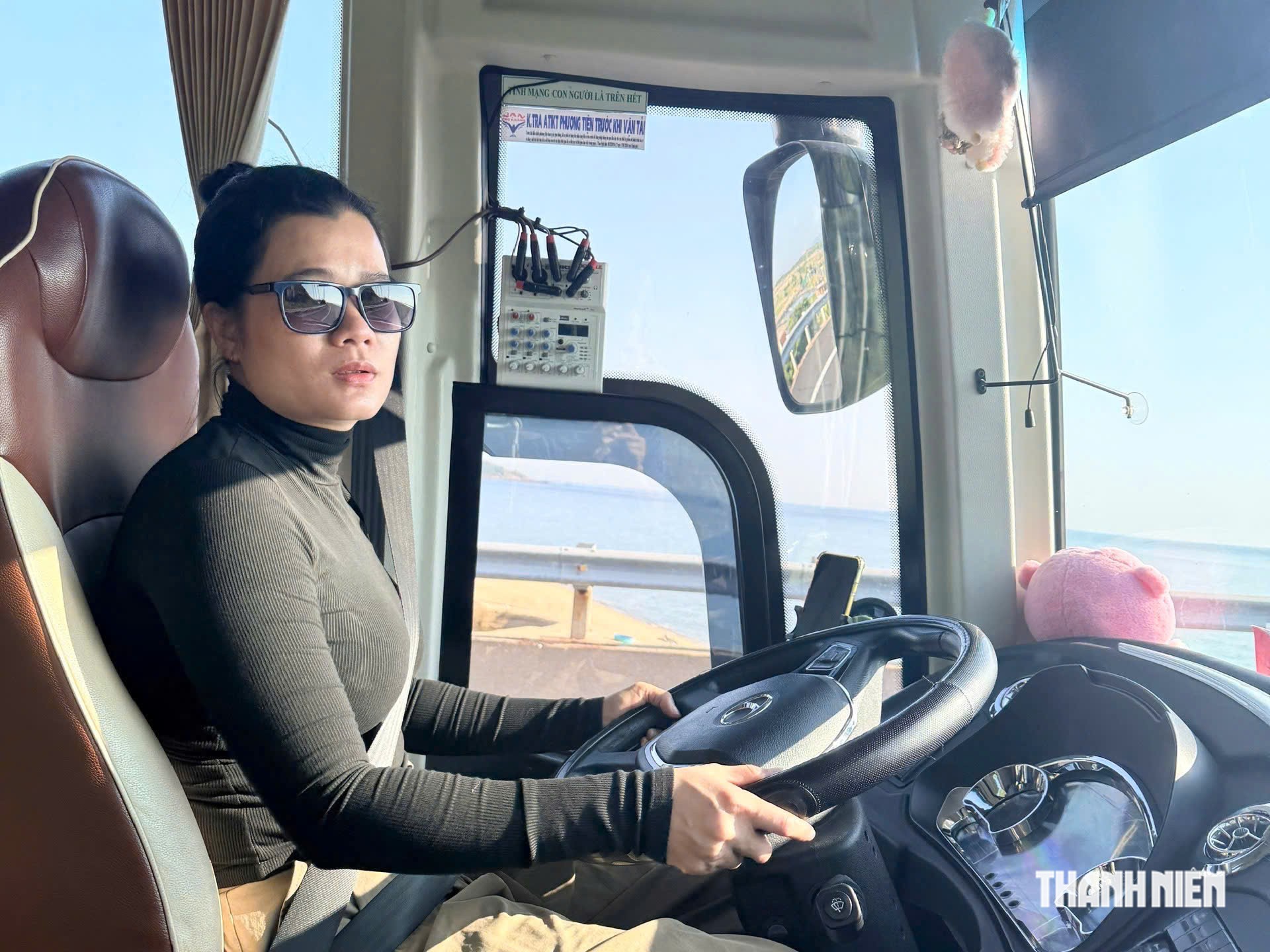 Nữ tài xế Kim Chi 15 năm lái xe khách: 'Trông tôi già hơn tuổi phải không?'- Ảnh 1.
