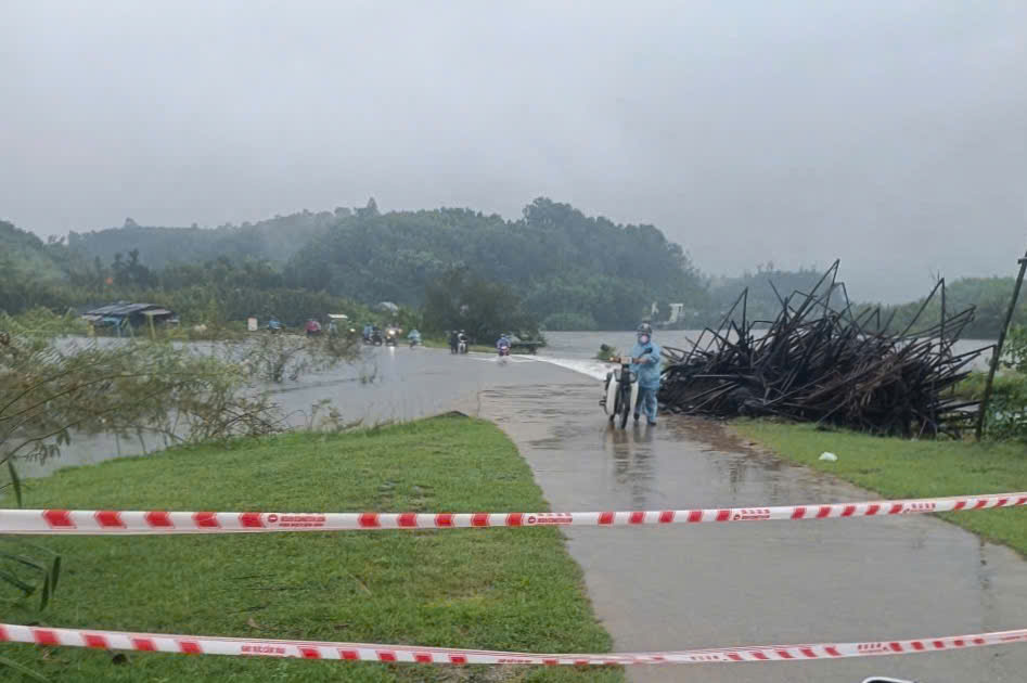 Mưa lớn, nhiều tuyến đường, khu dân cư ở Quảng Ngãi ngập cục bộ- Ảnh 2.