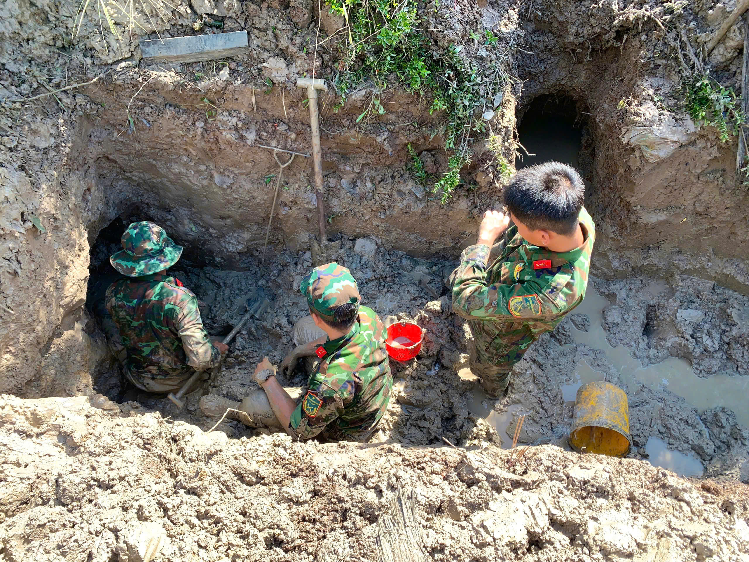 Phá vườn mai, quy tập thêm một hài cốt liệt sĩ ở Cà Mau - Ảnh 1.