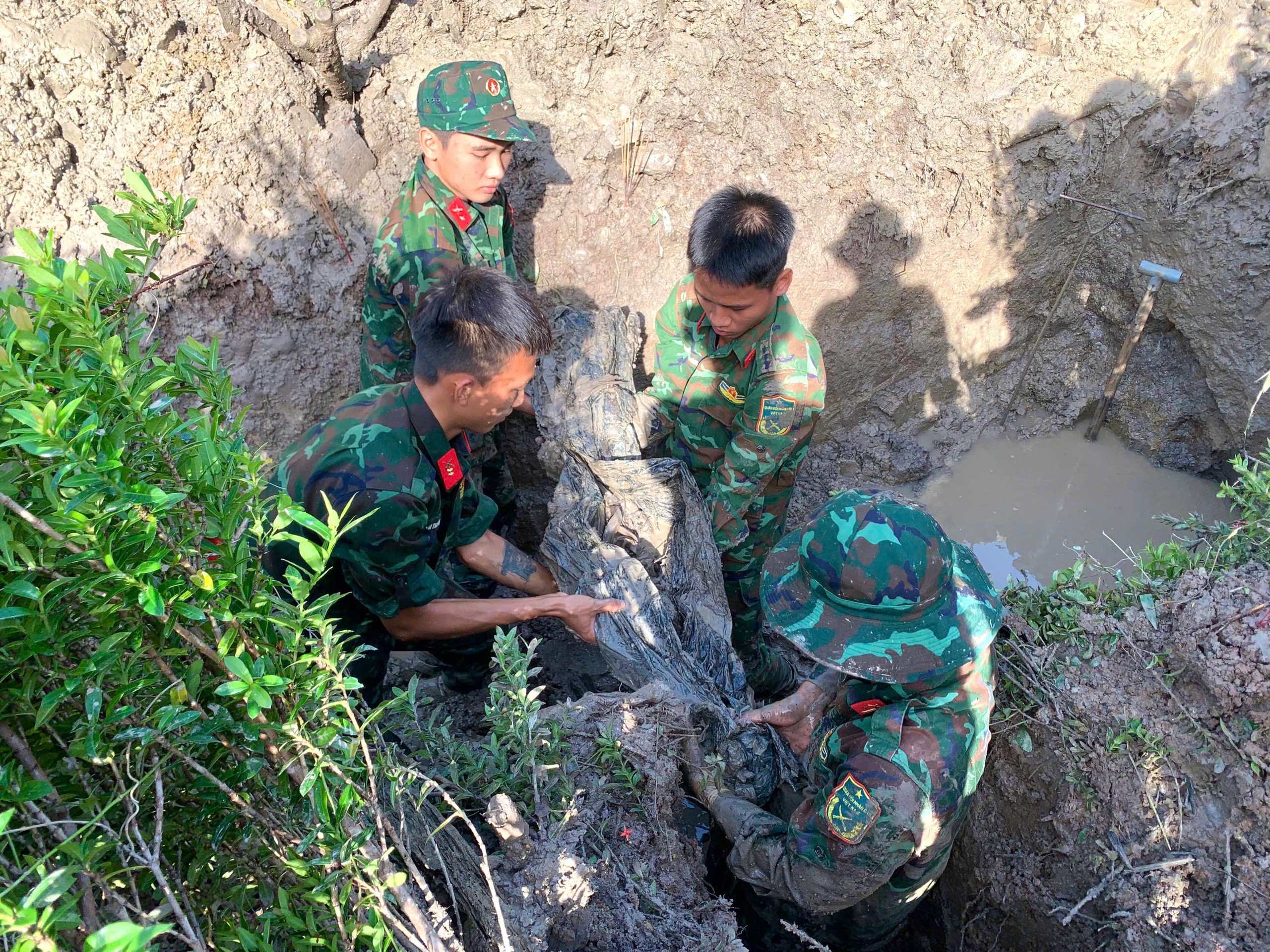 Phá vườn mai, quy tập thêm một hài cốt liệt sĩ ở Cà Mau - Ảnh 2.
