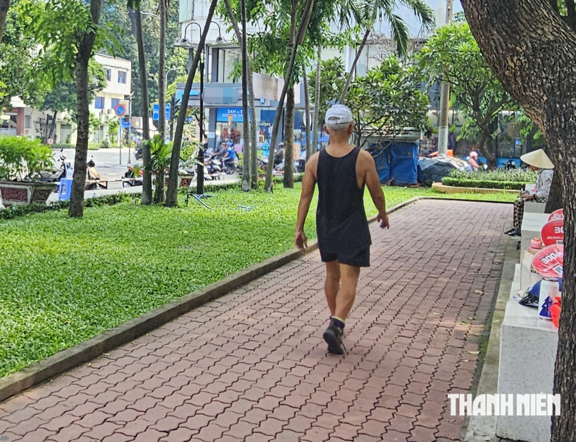 Tập thể dục sau mưa: Người lớn tuổi cần lưu ý gì? - Ảnh 1.