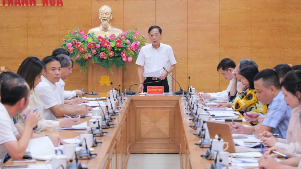 Ông Đầu Thanh Tùng (người đứng), Phó chủ tịch UBND tỉnh Thanh Hóa yêu cầu các đơn vị, ngành liên quan tìm cách duy trì đội bóng đá Thanh Hóa