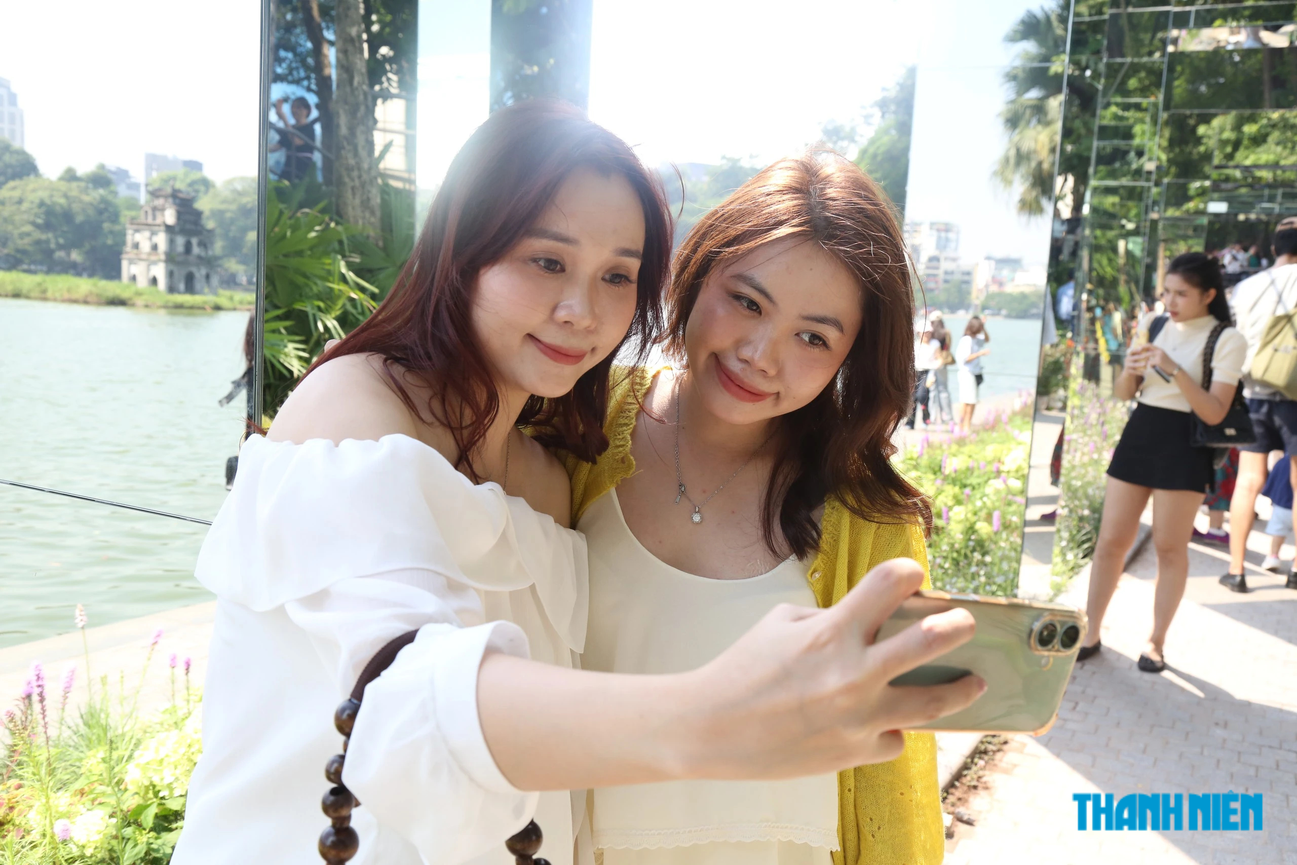 Đông đảo người dân, du khách check-in cầu cạn 'Dải lụa ký ức' bên hồ Gươm - Ảnh 5.