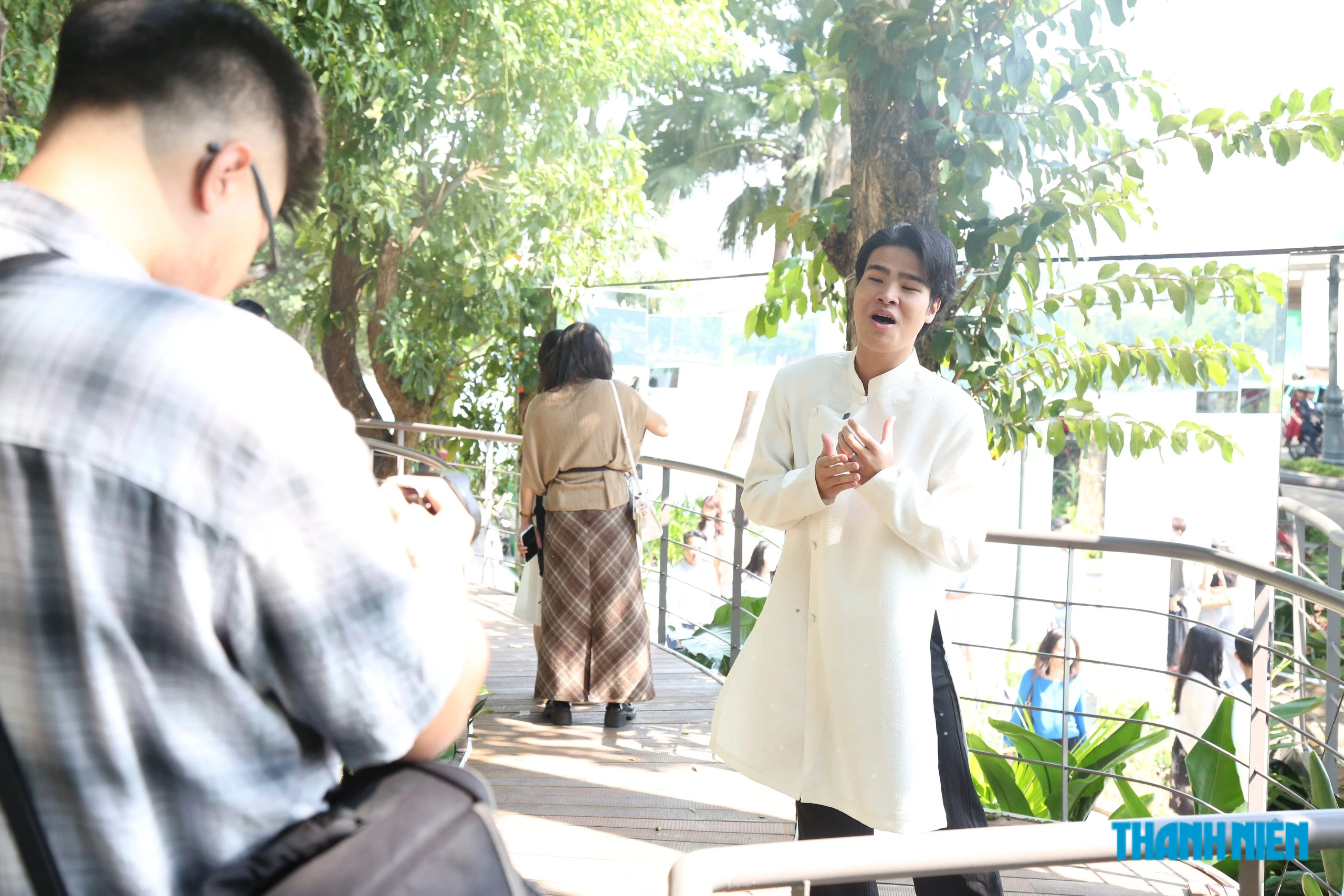 Đông đảo người dân, du khách check-in cầu cạn 'Dải lụa ký ức' bên hồ Gươm - Ảnh 4.