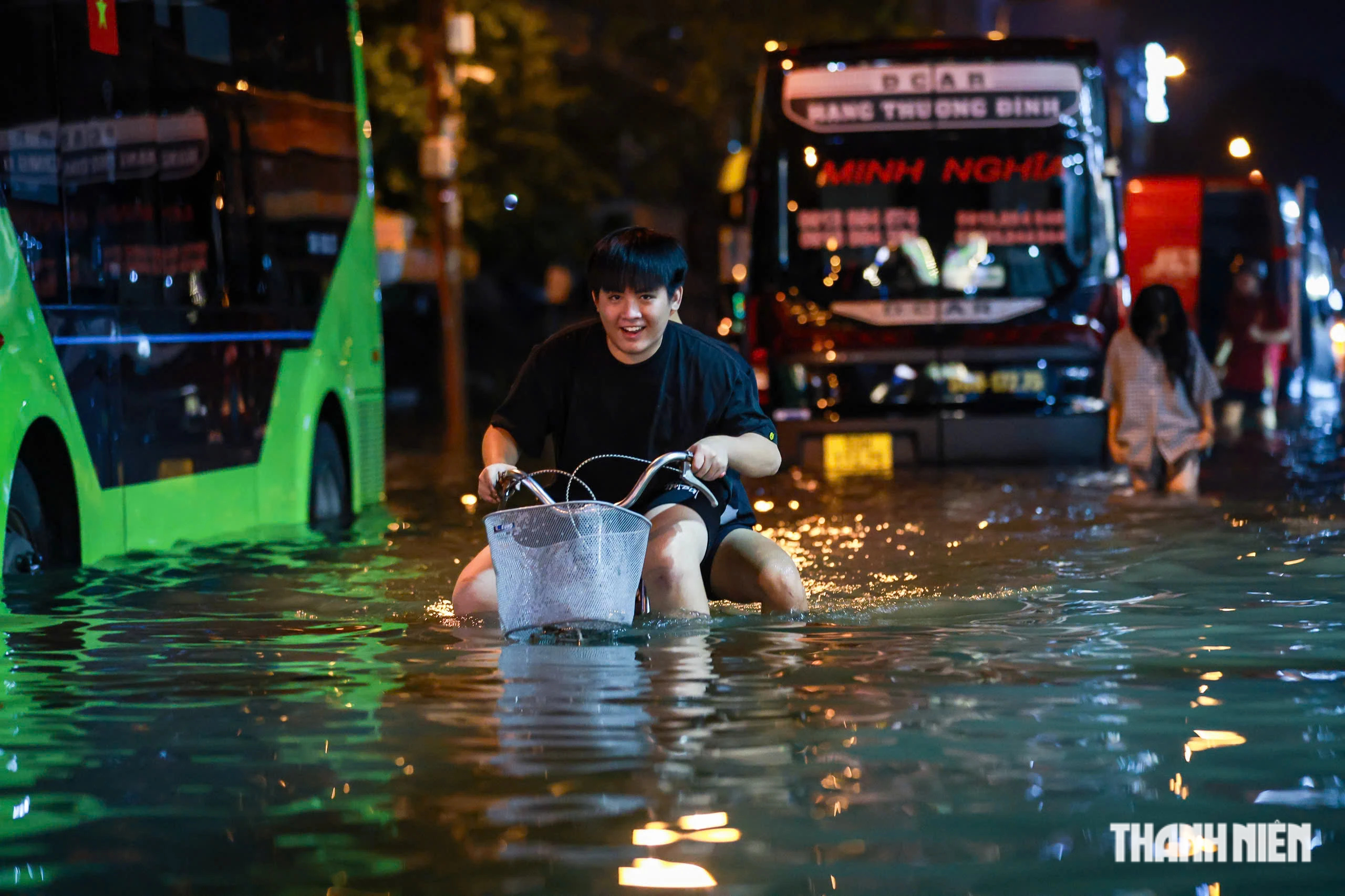 TP.HCM đầu tư chống ngập nhưng nhiều nơi vẫn ngập: Sở Xây dựng nói gì?- Ảnh 1.
