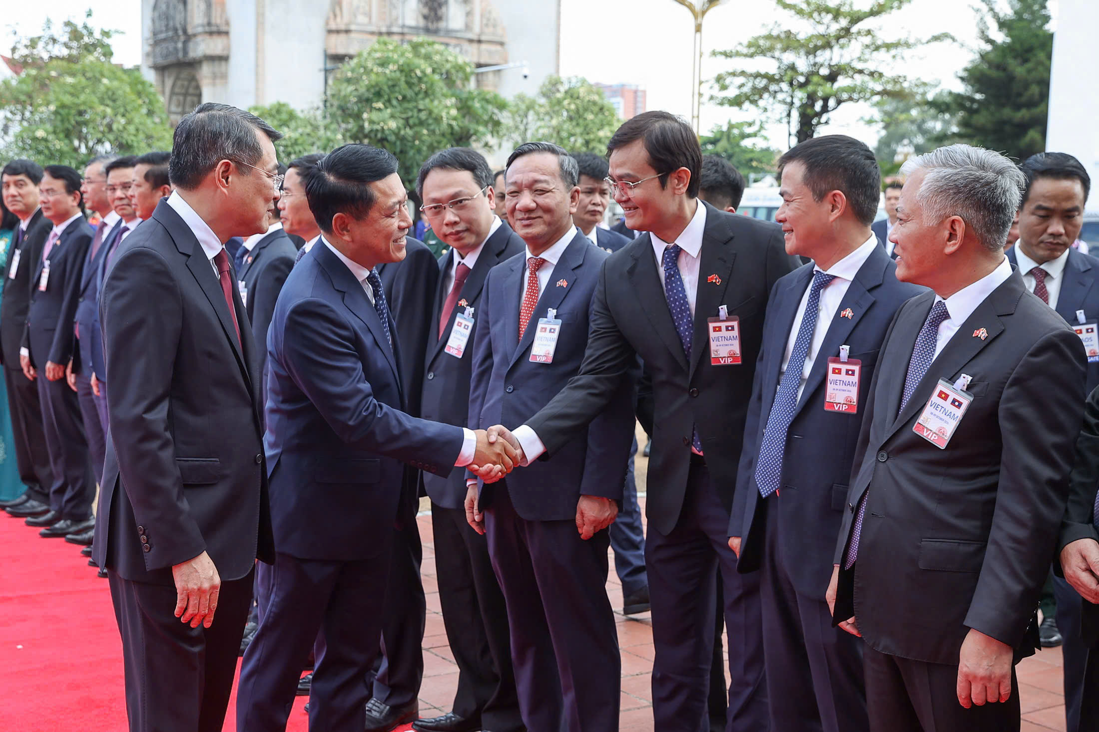 Thủ tướng L&agrave;o Saleumxay Kommasith chủ tr&igrave; lễ đ&oacute;n ch&iacute;nh thức Thủ tướng L&ecirc; Minh Hưng - Ảnh 3.