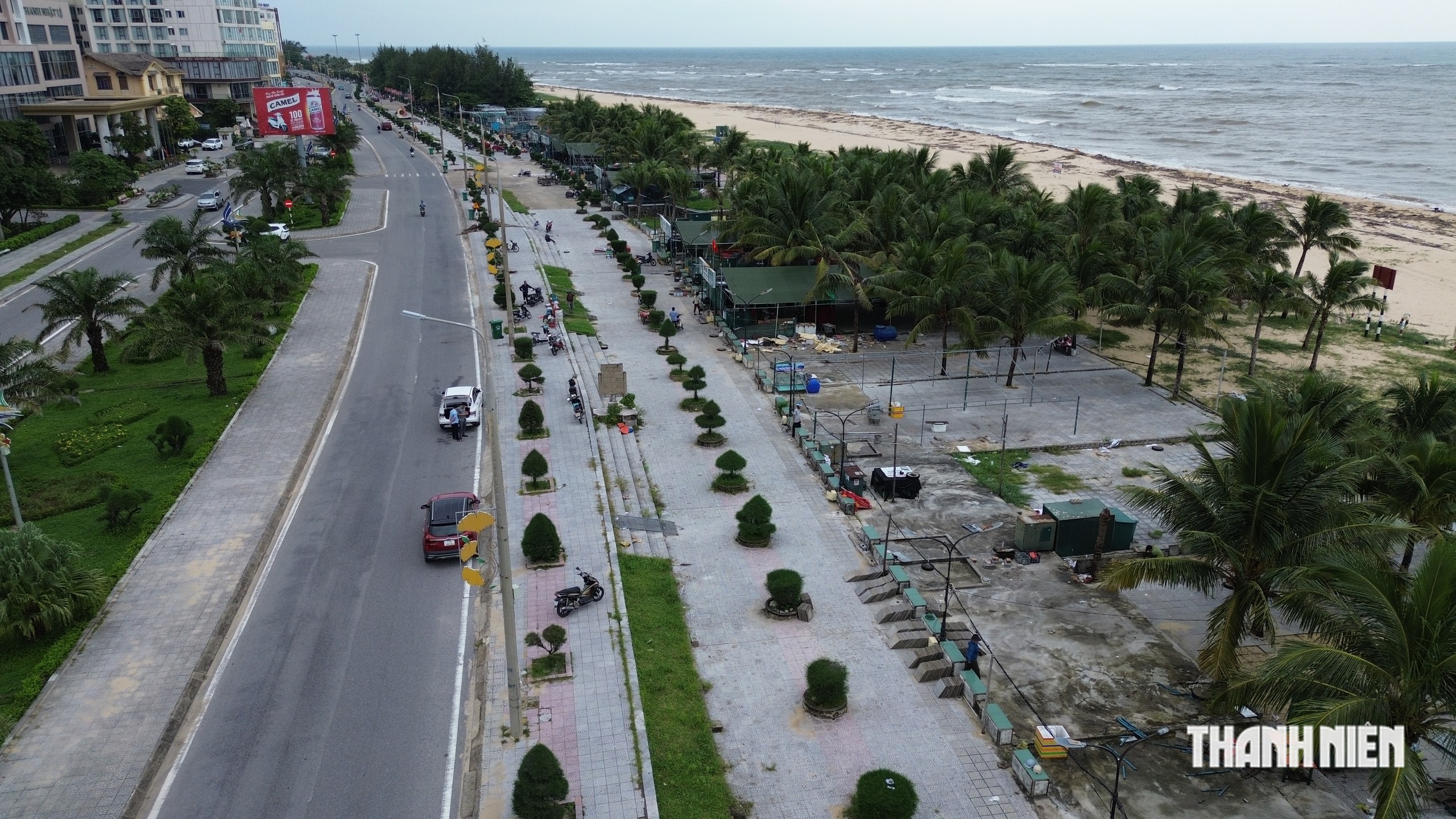 Bãi biển Nhật Lệ ngày hàng chục hàng quán tháo dỡ, trả lại mặt bằng - Ảnh 1.