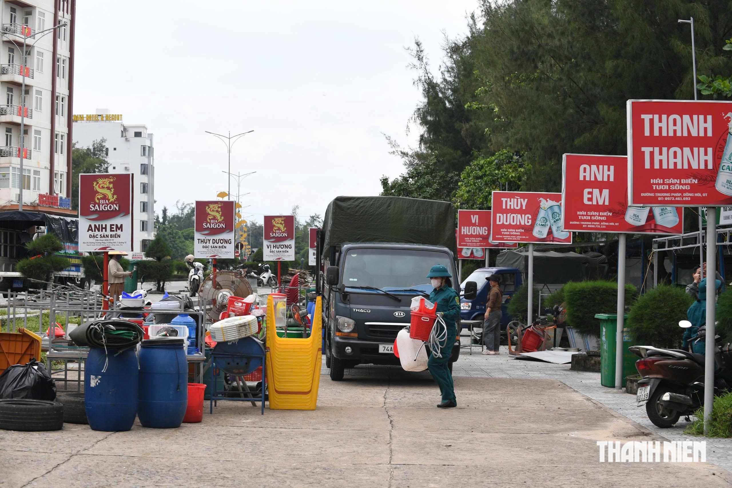 Bãi biển Nhật Lệ ngày hàng chục hàng quán tháo dỡ, trả lại mặt bằng - Ảnh 2.