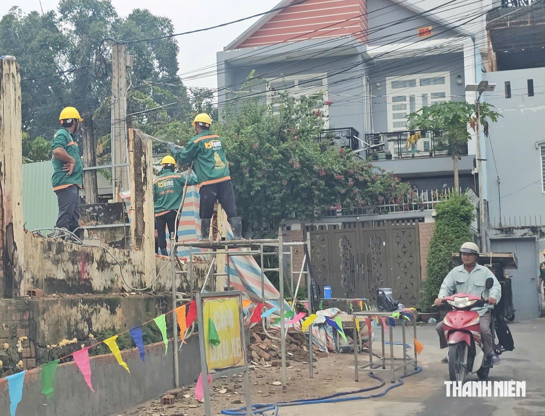  Sập tường, bùn đất từ công trình tràn vào nhà dân trong đêm  - Ảnh 3.