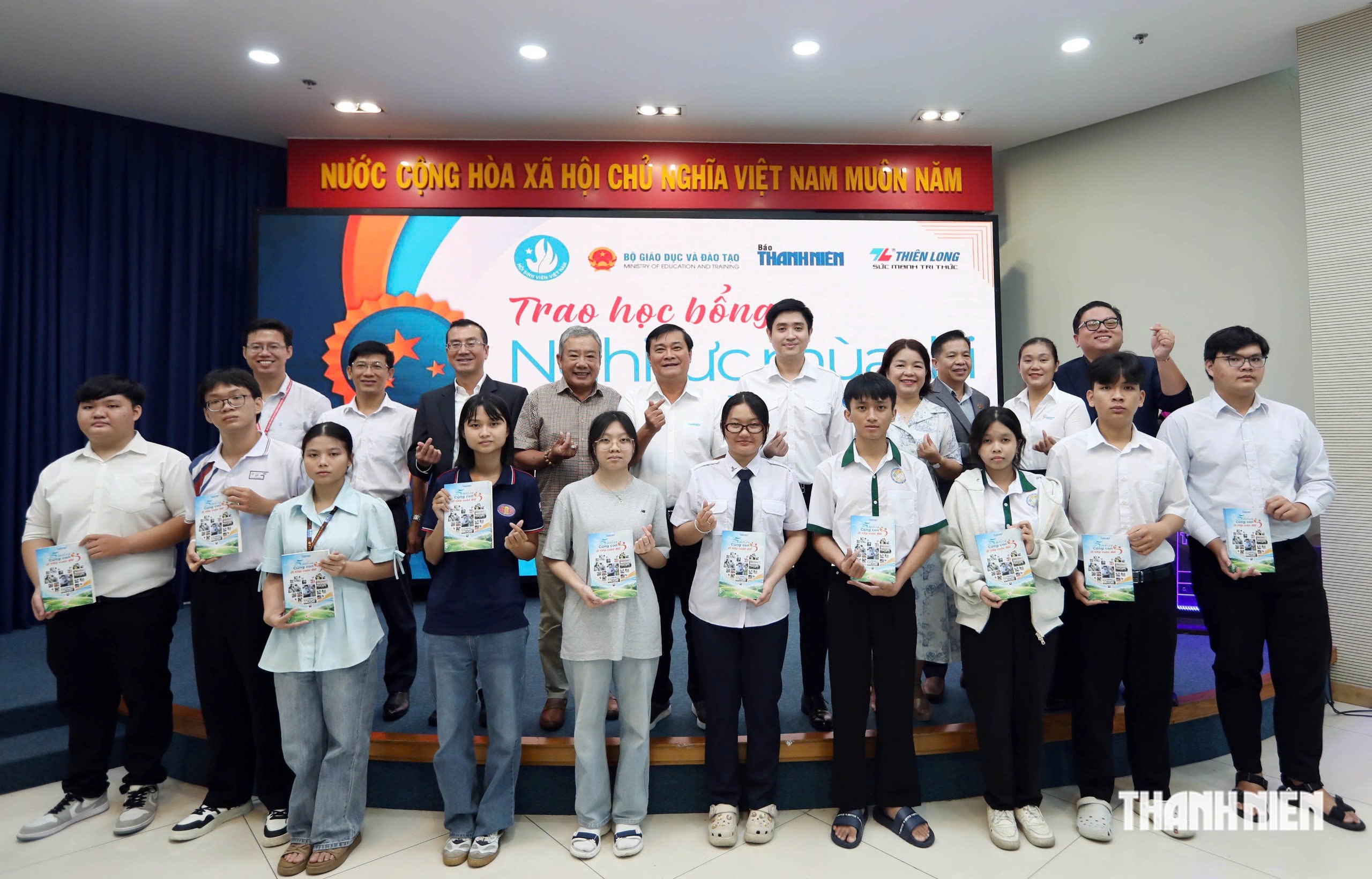 Ai cũng xúc động chứng kiến phép màu thay đổi cuộc đời những học trò nghèo - Ảnh 16.