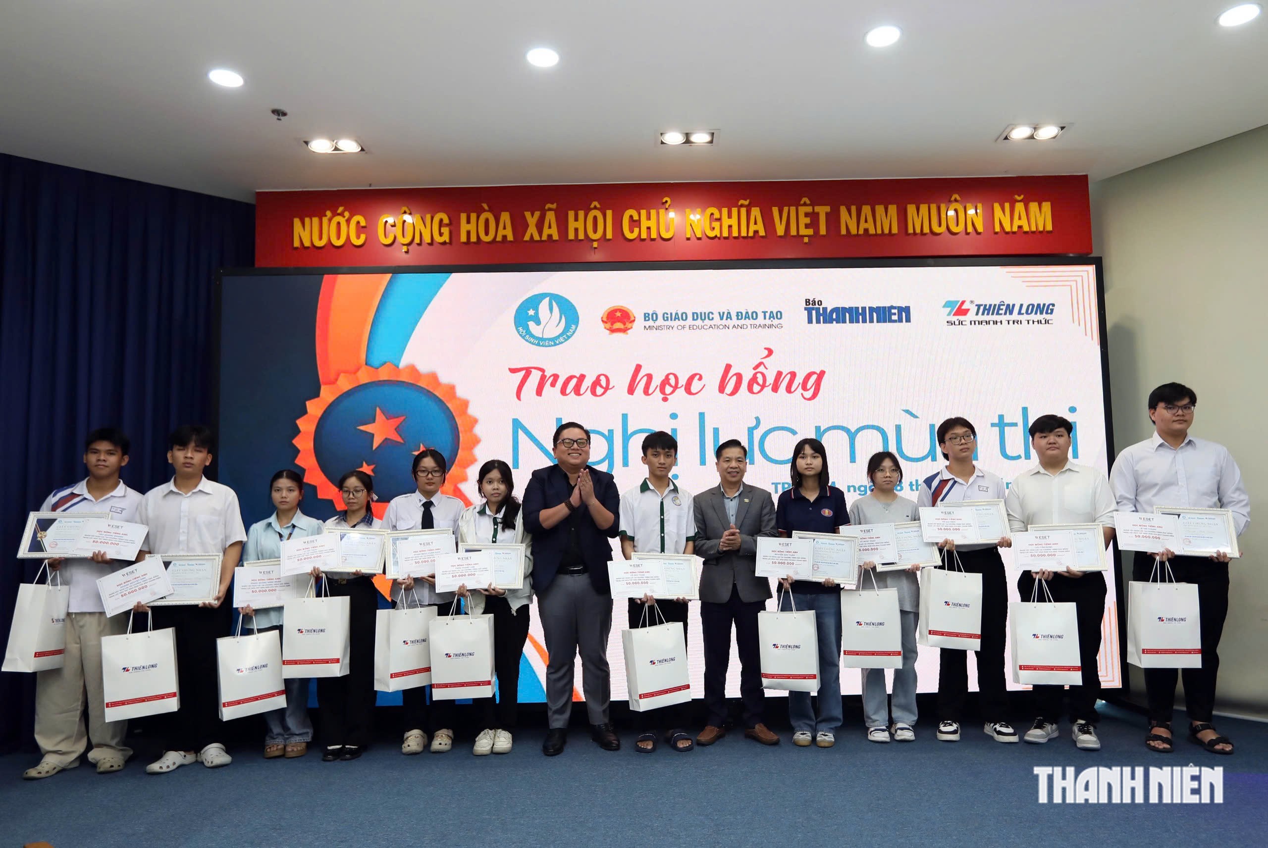 Ai cũng xúc động chứng kiến phép màu thay đổi cuộc đời những học trò nghèo - Ảnh 11.