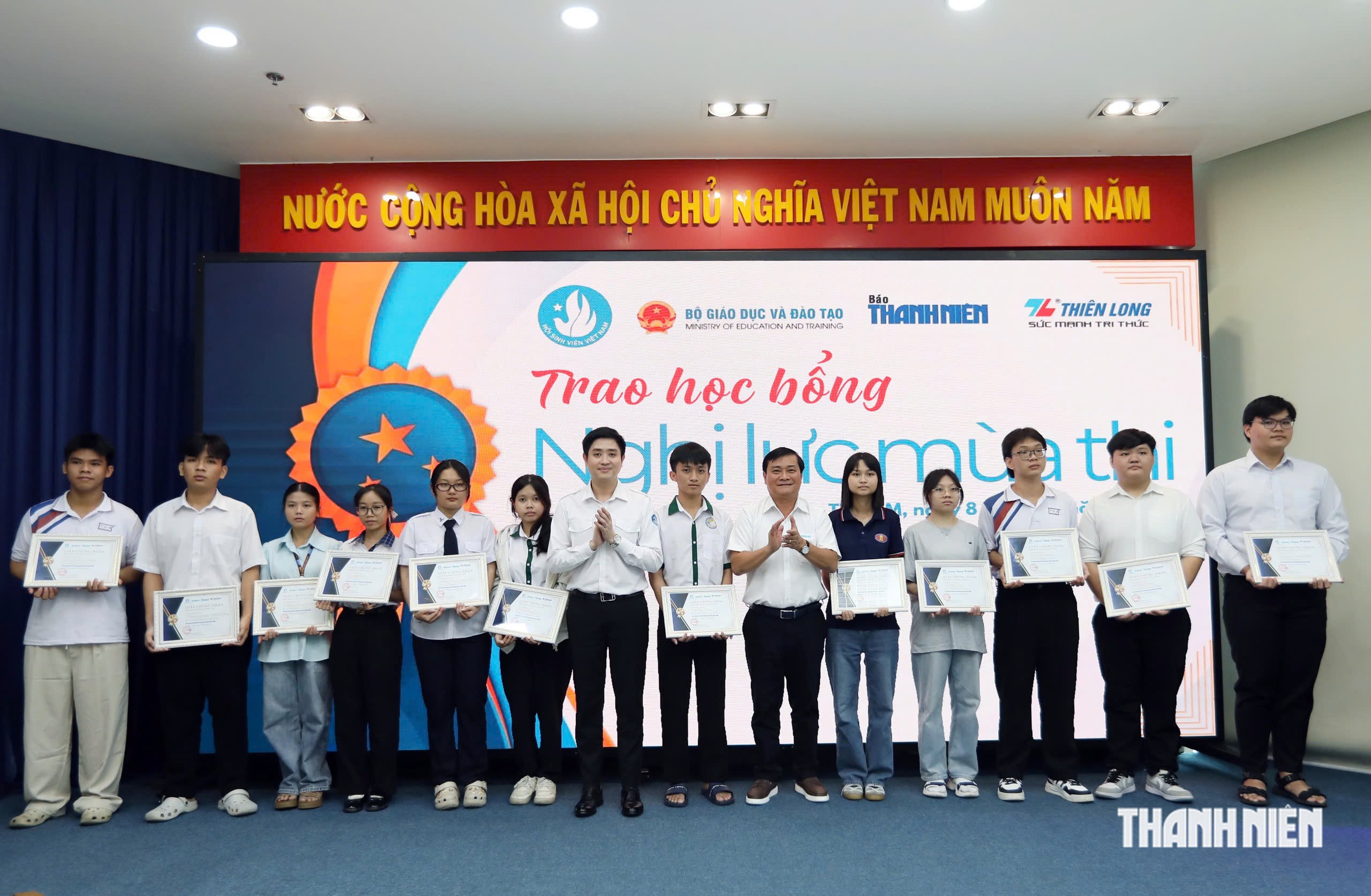 Ai cũng xúc động chứng kiến phép màu thay đổi cuộc đời những học trò nghèo - Ảnh 1.