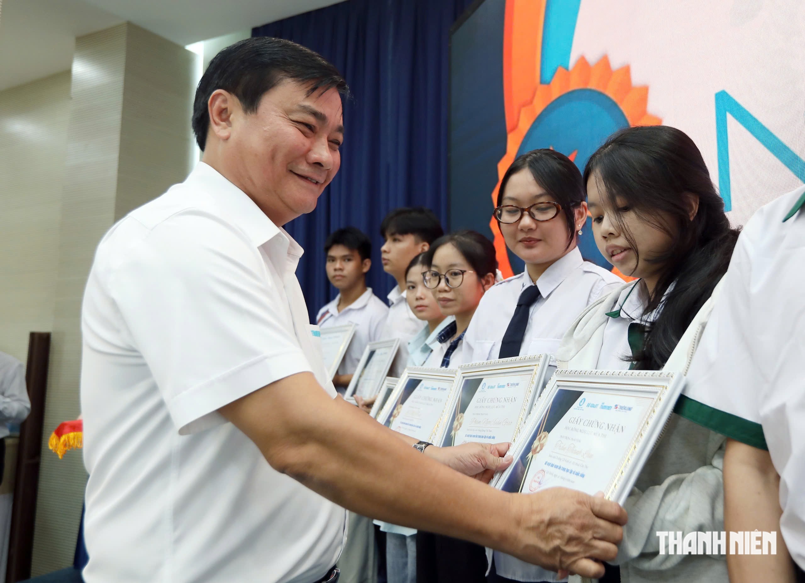 Ai cũng xúc động chứng kiến phép màu thay đổi cuộc đời những học trò nghèo - Ảnh 7.