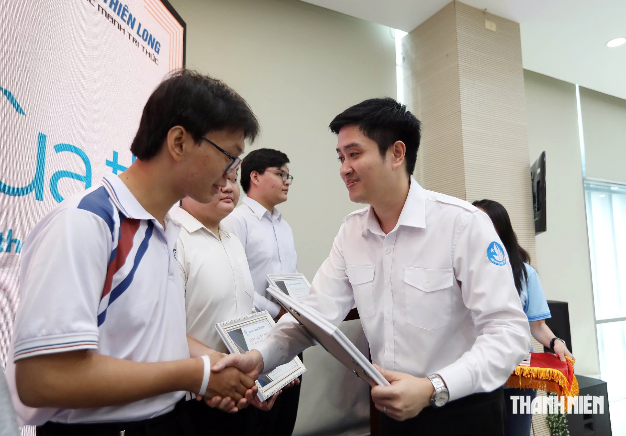 Ai cũng xúc động chứng kiến phép màu thay đổi cuộc đời những học trò nghèo - Ảnh 4.