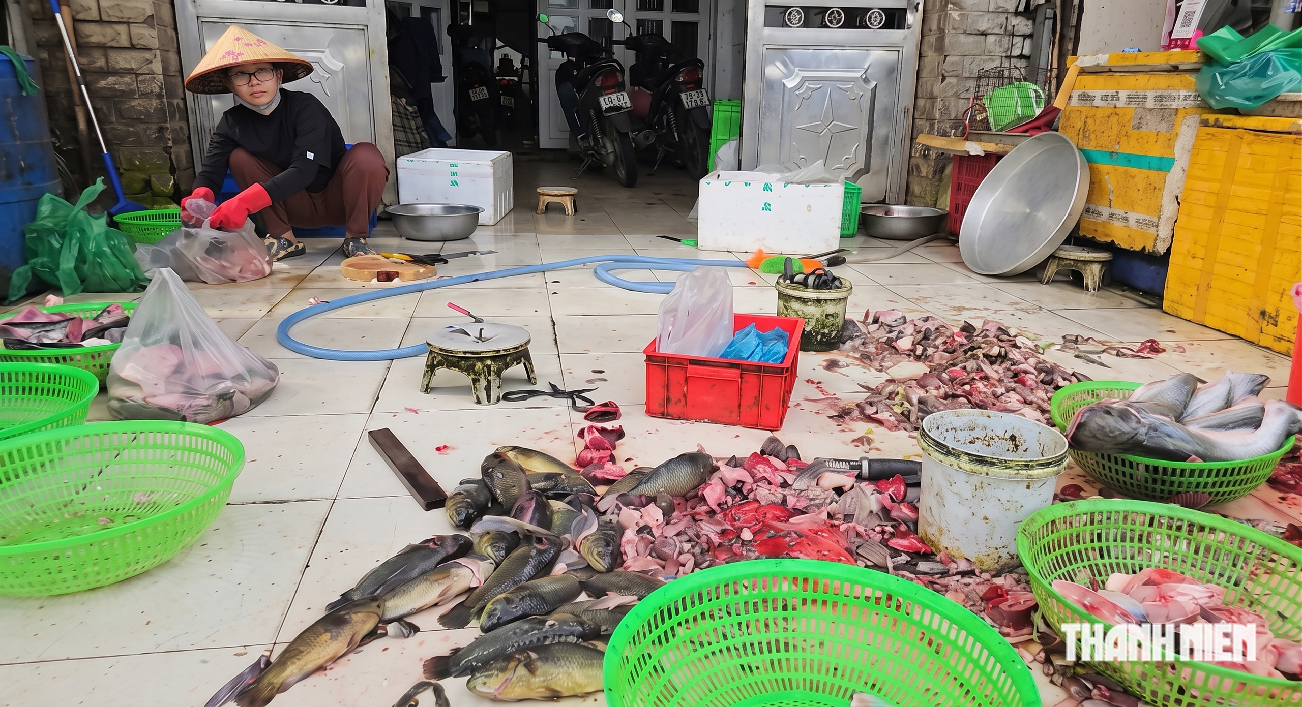 Rùng mình chợ tự phát quanh chợ đầu mối Hóc Môn: Hiểm họa rình rập bữa ăn - Ảnh 2.