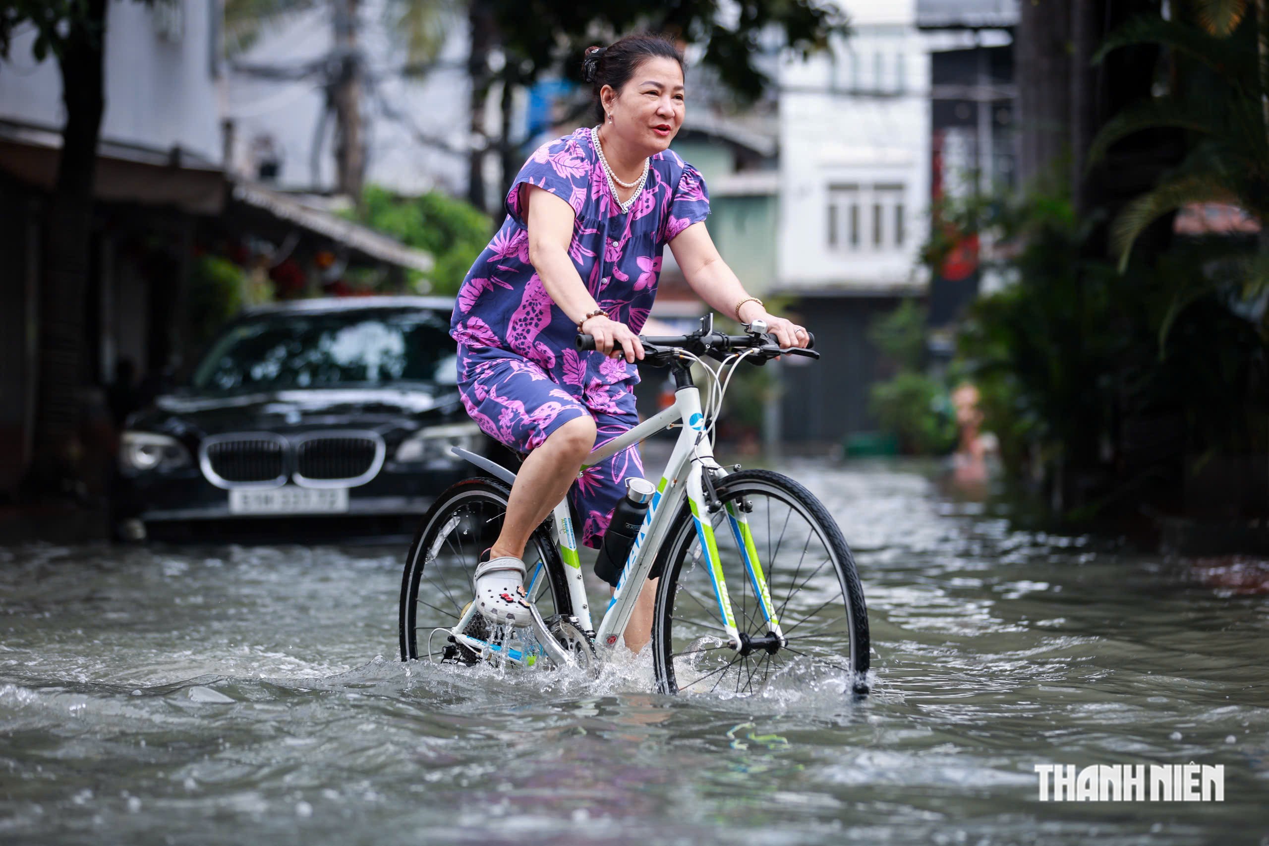 Đường ngập từ chiều qua tới sáng nay ở TP.HCM: Nhiều người ướt quần áo đi làm - Ảnh 7.