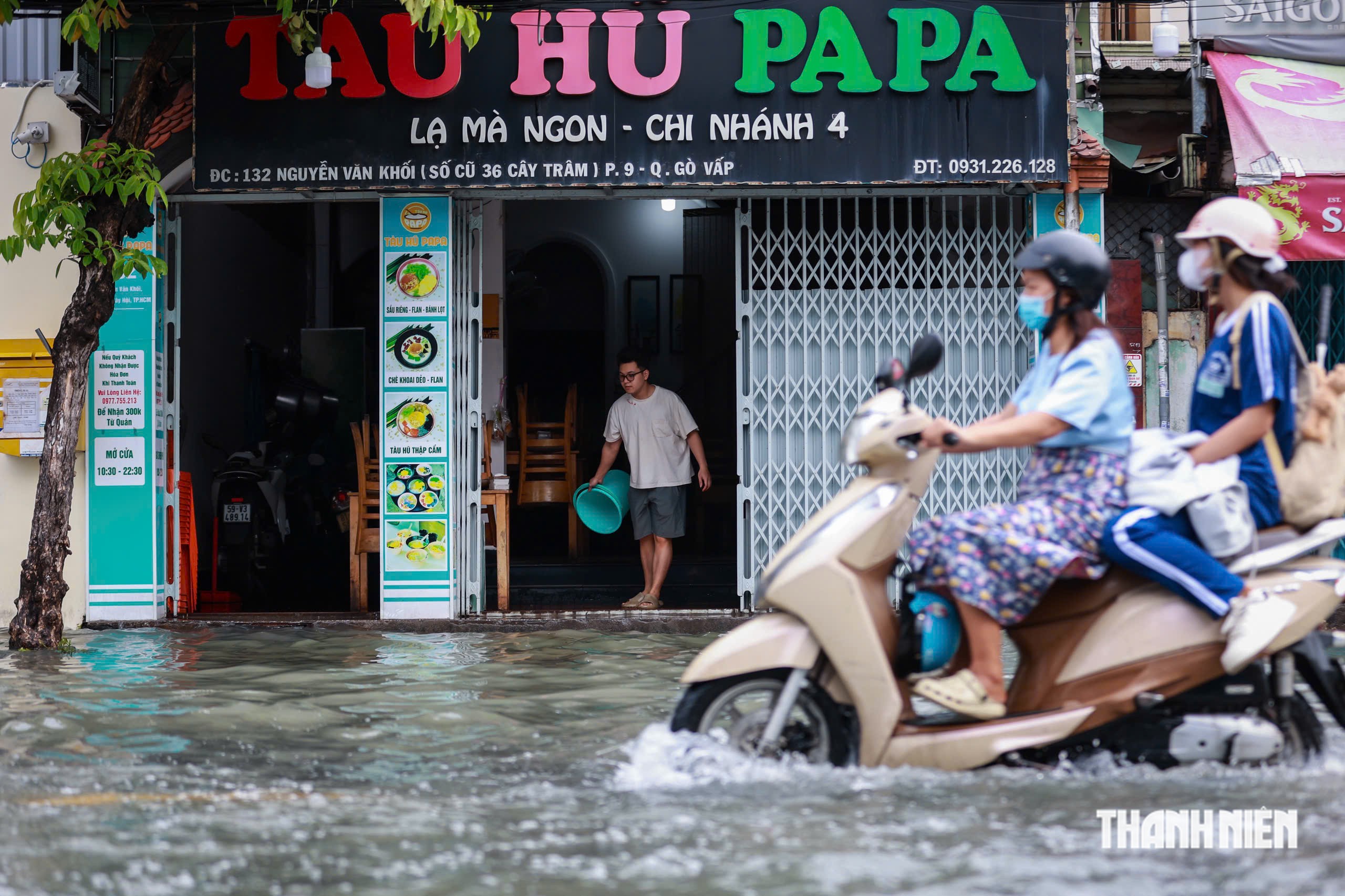 Đường ngập từ chiều qua tới sáng nay ở TP.HCM: Nhiều người ướt quần áo đi làm - Ảnh 9.