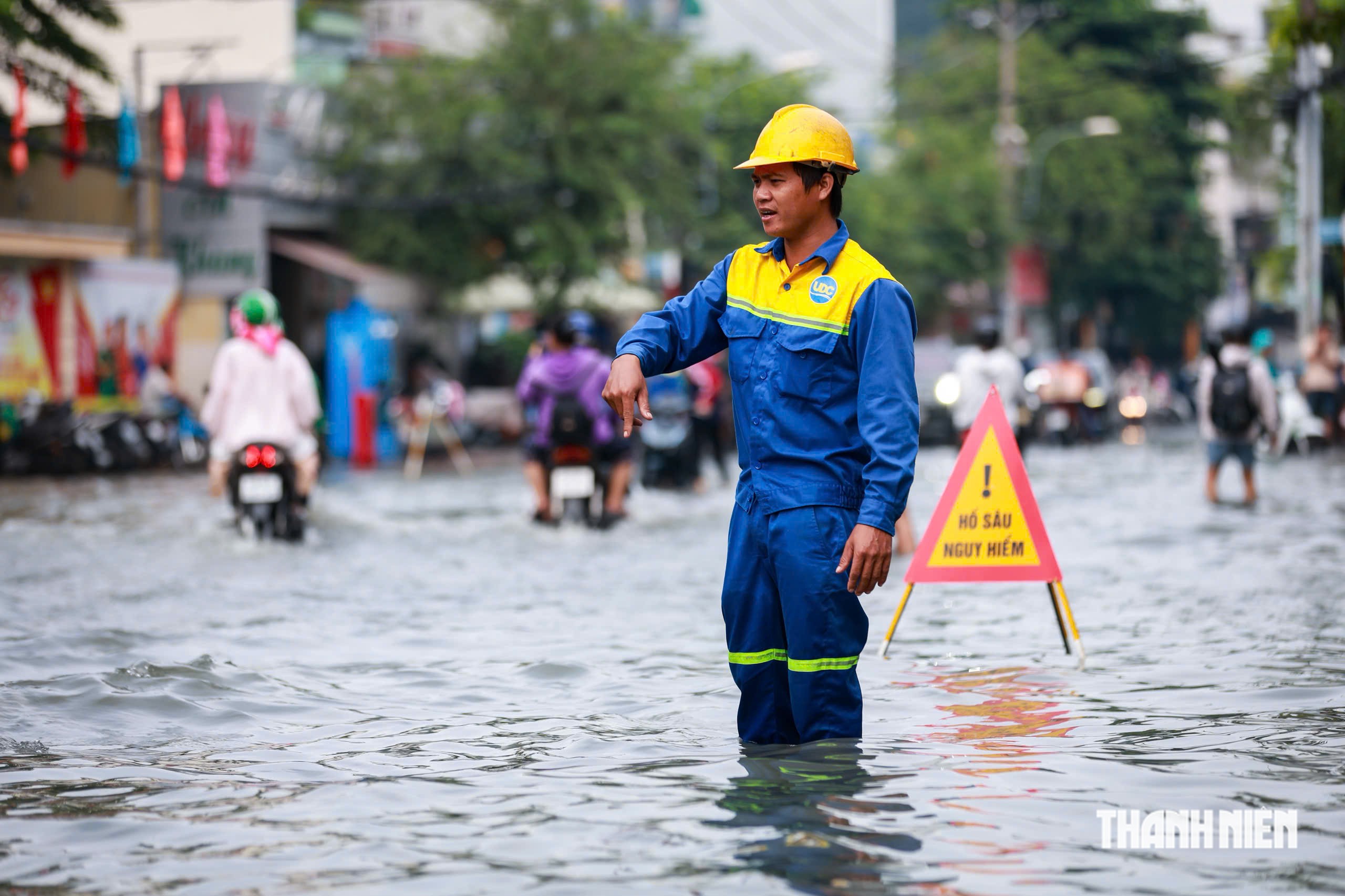 Đường ngập từ chiều qua tới sáng nay ở TP.HCM: Nhiều người ướt quần áo đi làm - Ảnh 11.
