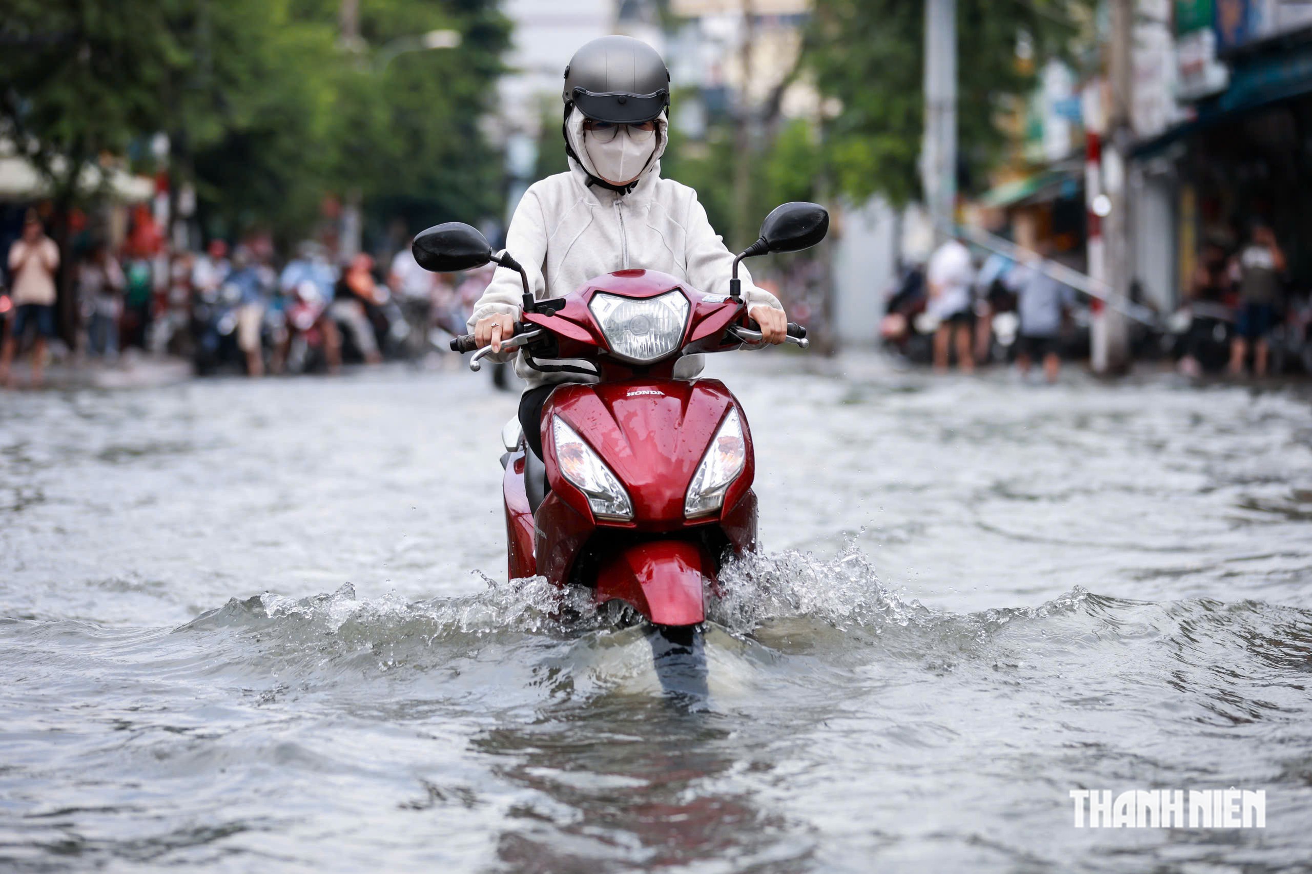 Đường ngập từ chiều qua tới sáng nay ở TP.HCM: Nhiều người ướt quần áo đi làm - Ảnh 2.
