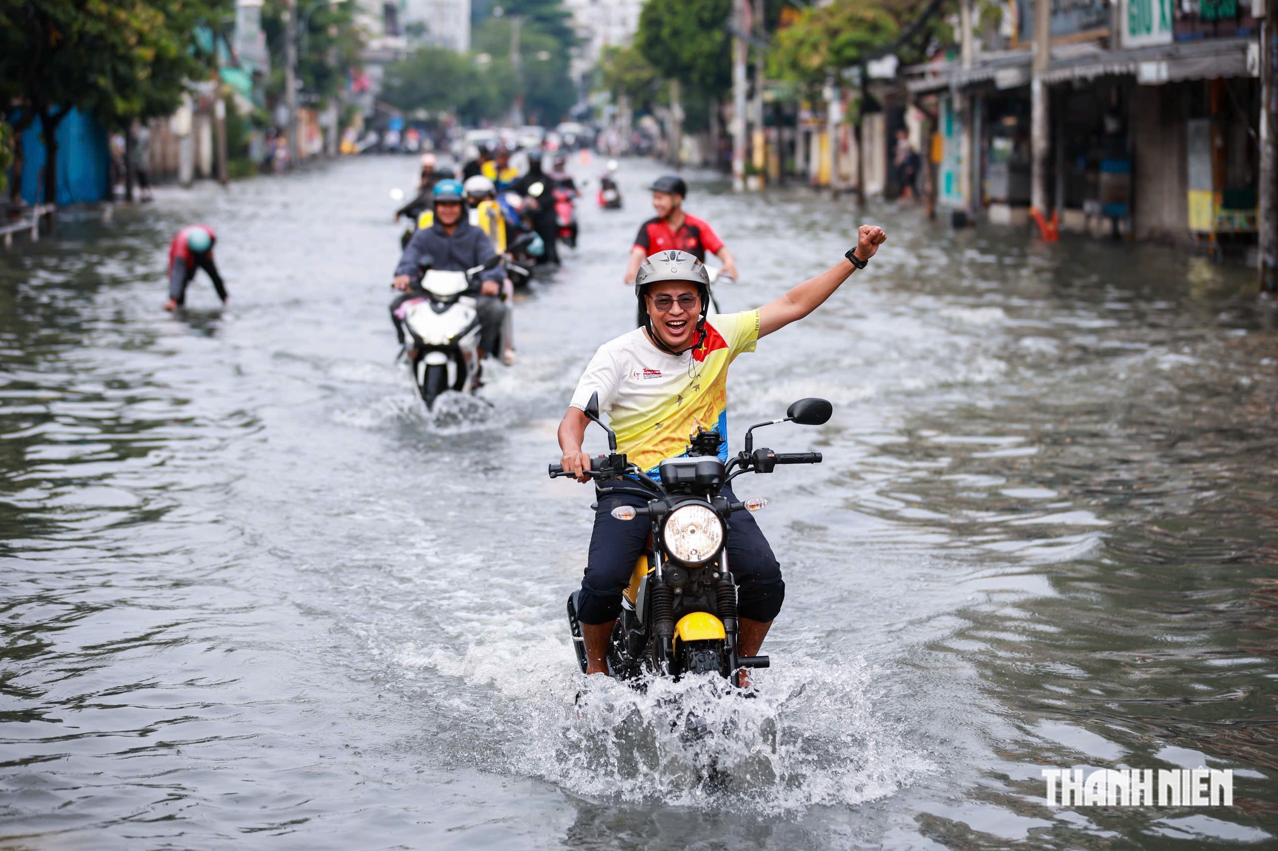Đường ngập từ chiều qua tới sáng nay ở TP.HCM: Nhiều người ướt quần áo đi làm - Ảnh 1.