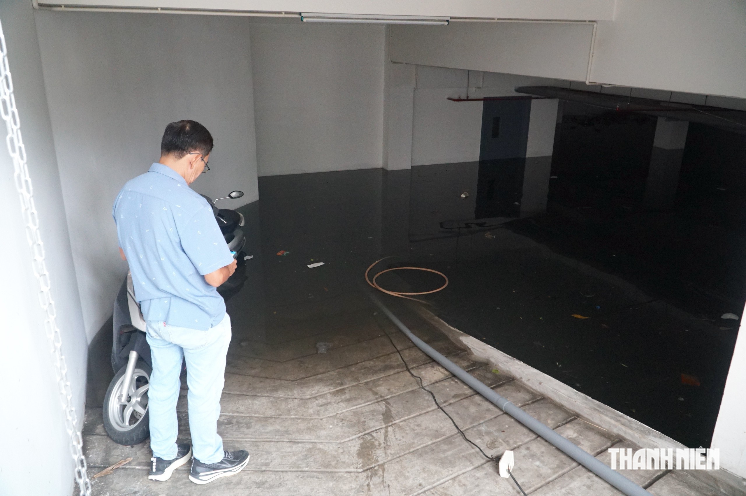 Hầm nhà khu dân cư cao cấp ngập ngang ngực, bơm nước cứu xe sáng nay - Ảnh 1.