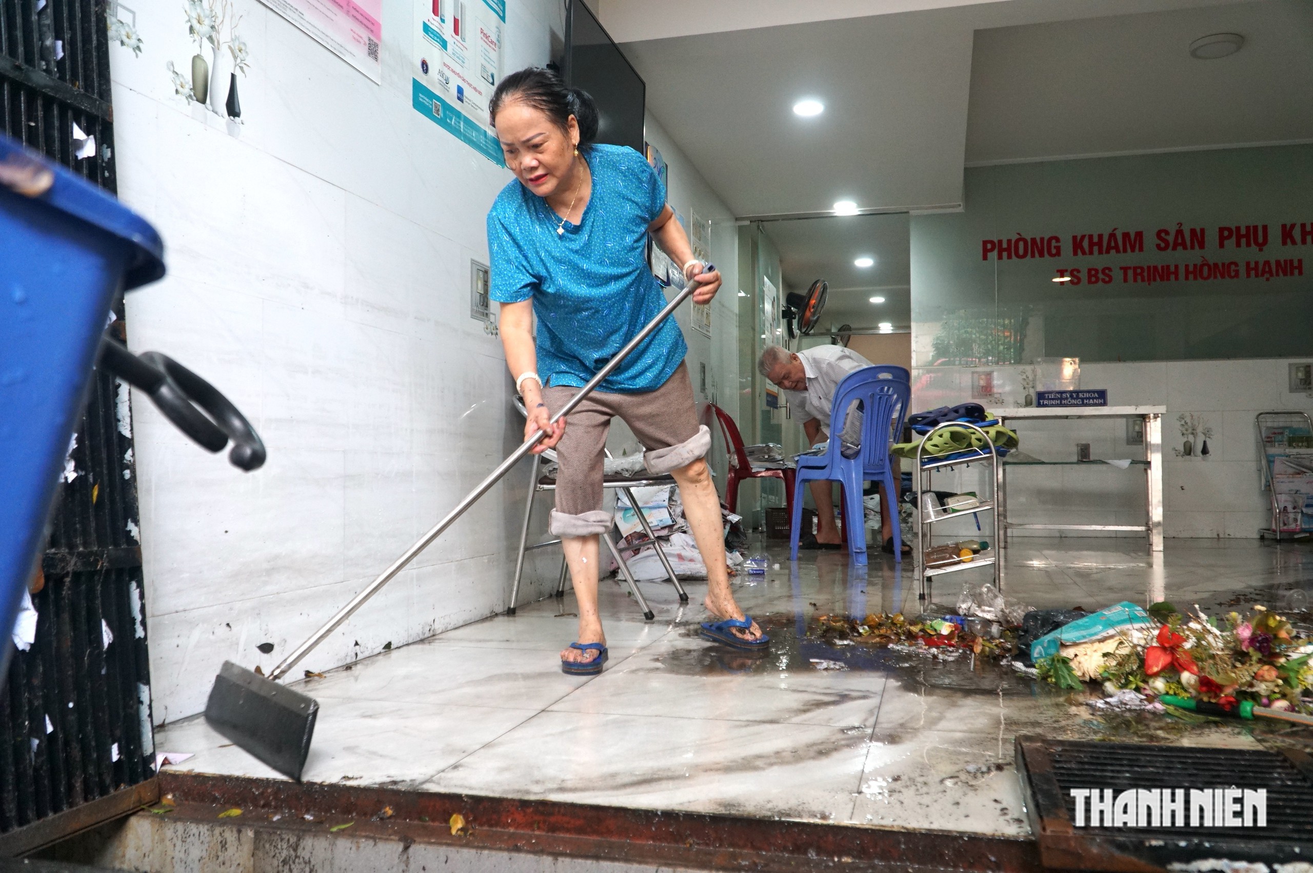Hầm nhà khu dân cư cao cấp ngập ngang ngực, bơm nước cứu xe sáng nay - Ảnh 8.