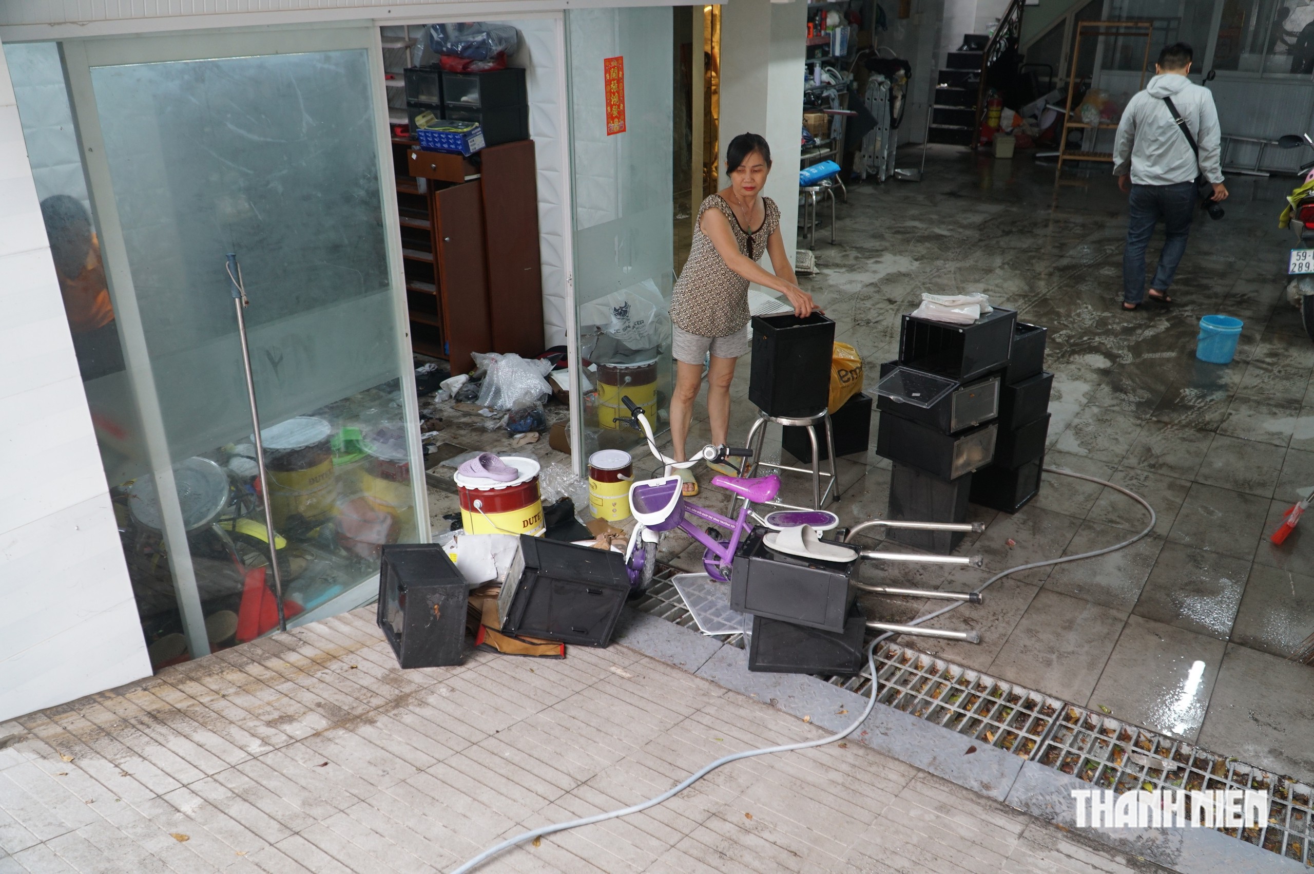 Hầm nhà khu dân cư cao cấp ngập ngang ngực, bơm nước cứu xe sáng nay - Ảnh 10.