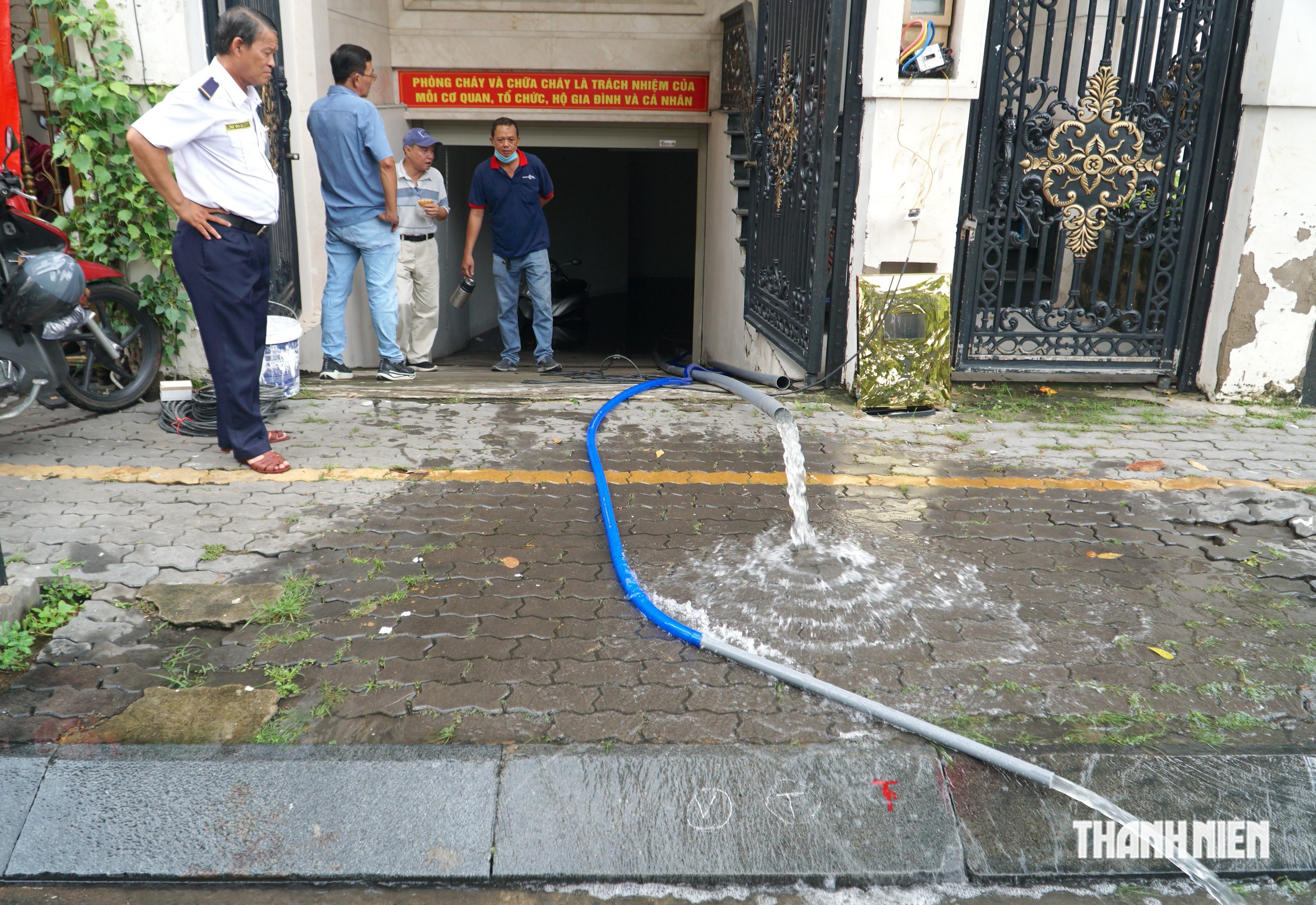 Hầm nhà khu dân cư cao cấp ngập ngang ngực, bơm nước cứu xe sáng nay - Ảnh 4.