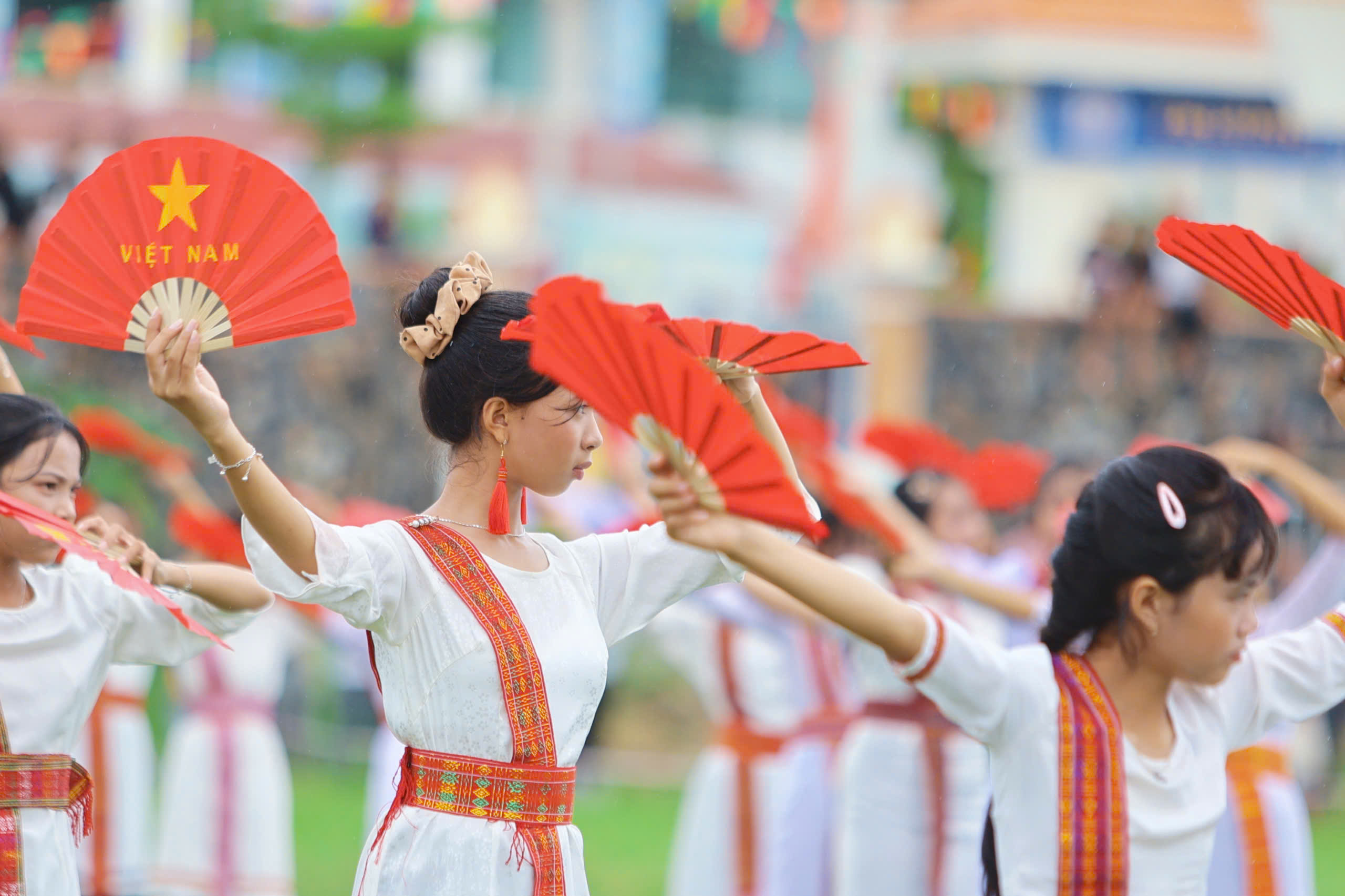Rực rỡ sắc màu lễ rước y trang Katê 2026 giữa màn mưa- Ảnh 11.