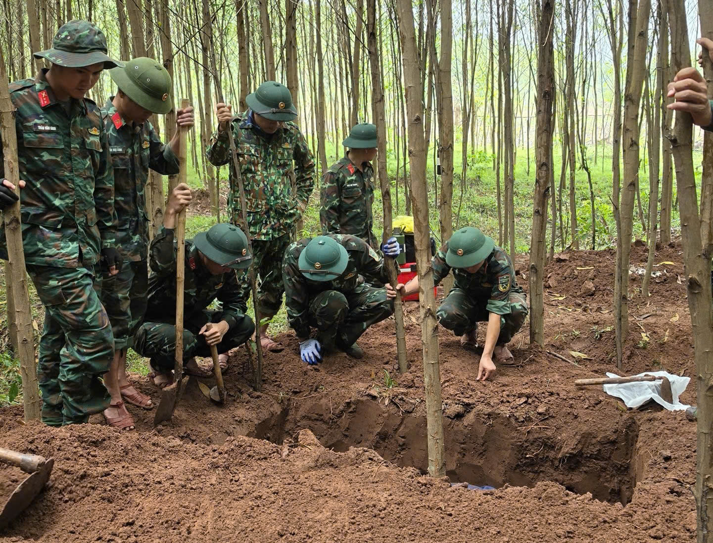 Tìm thấy 8 hài cốt liệt sĩ tại nhiều xã, phường ở Quảng Trị- Ảnh 2.