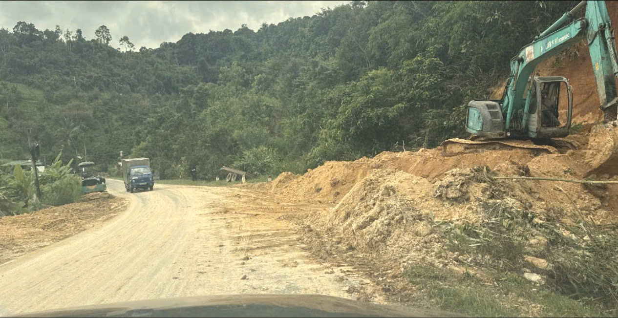 Thông tuyến đèo Đa Mi sau sạt lở, tiếp tục dọn đất đá - Ảnh 6.
