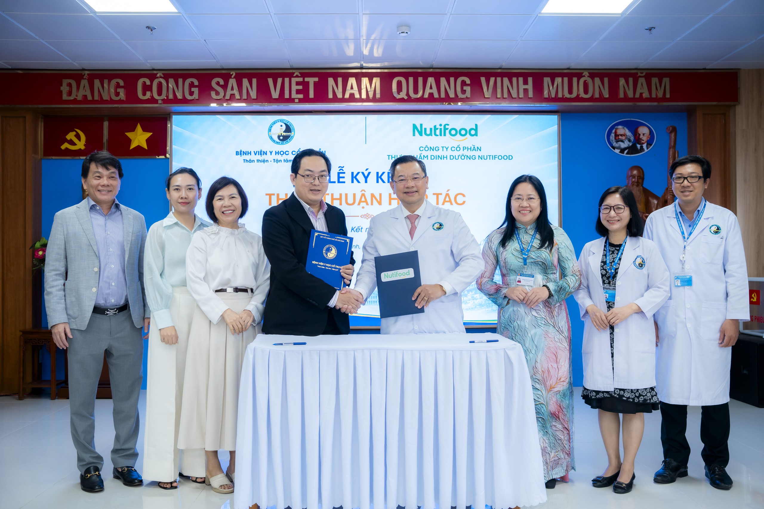 Nutifood ký kết hợp tác với Bệnh viện Y học cổ truyền TP.HCM - Ảnh 2.