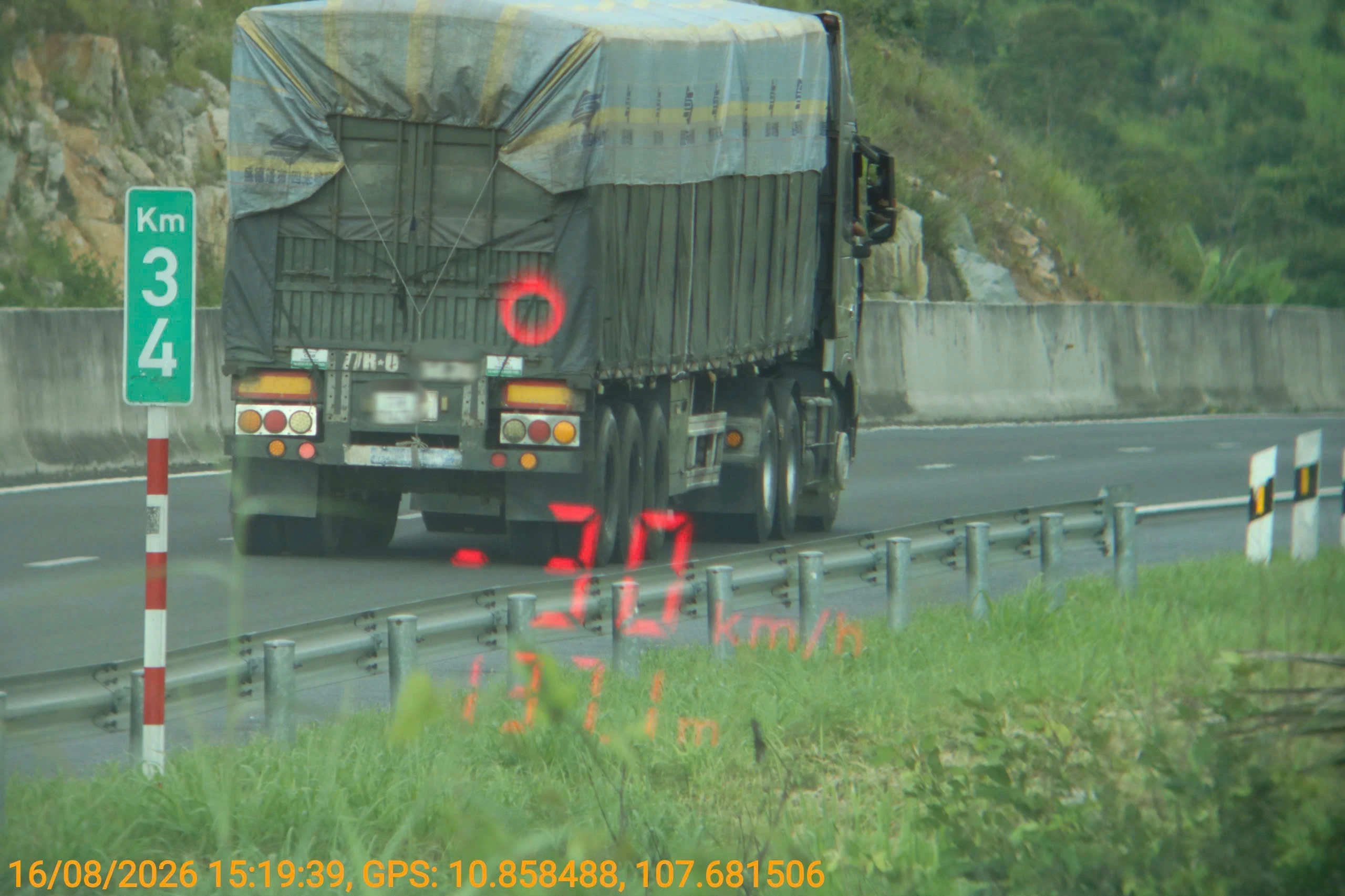 CSGT tạm dừng xử phạt xe chạy dưới tốc độ tối thiểu tại 3 đoạn cao tốc - Ảnh 1.
